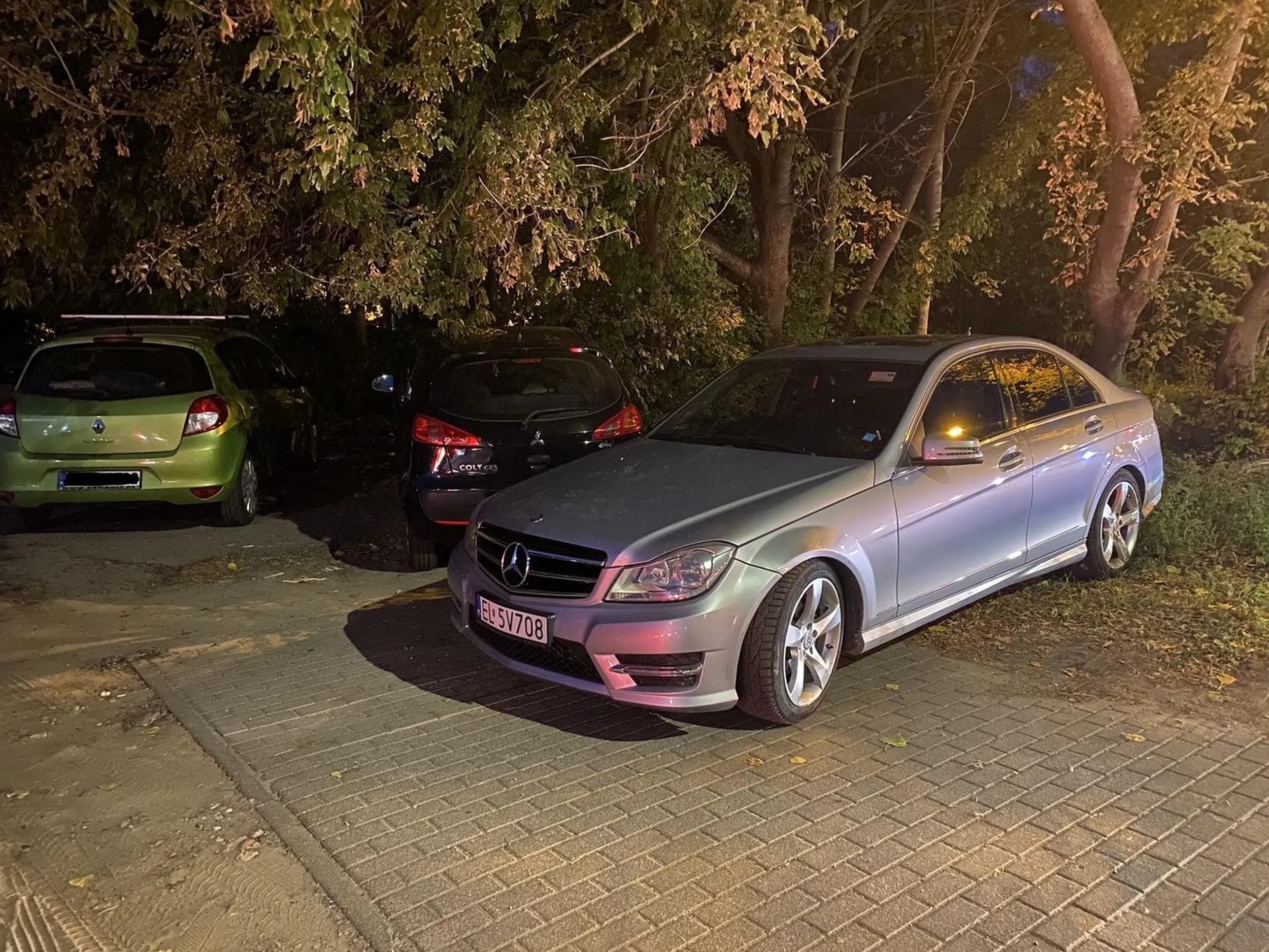 Uderzał w mój samochód, wrzeszczał i zachowywał się agresywnie ponieważ stwierdził że on chciał zaparkować na miejscu na którym stanęłam po czym specjalnie mnie zastawił.