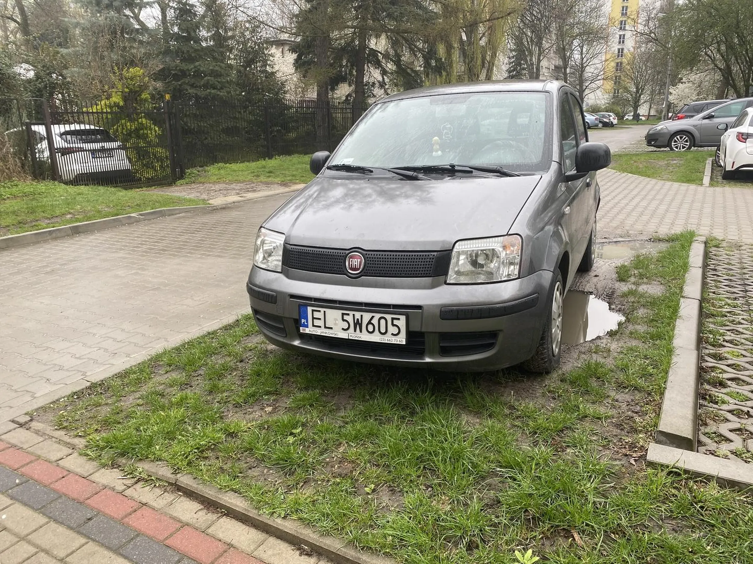 Kolejny co nie potrafi parkować poprawnie tylko rozjeżdża trawnik.