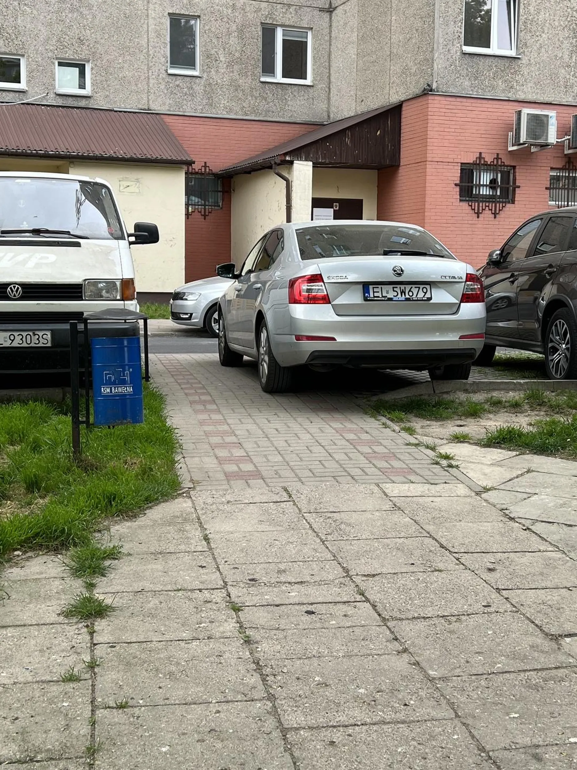 Tak ciężko było zauważyć przejście/chodnik dla pieszych?