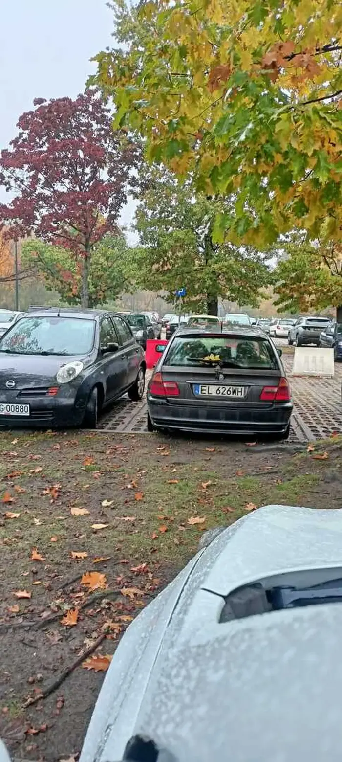 Kierowca nie szanuje czyjeś własności. Uszkodził celowo otwierając drzwi stojące obok auto na parkingu.