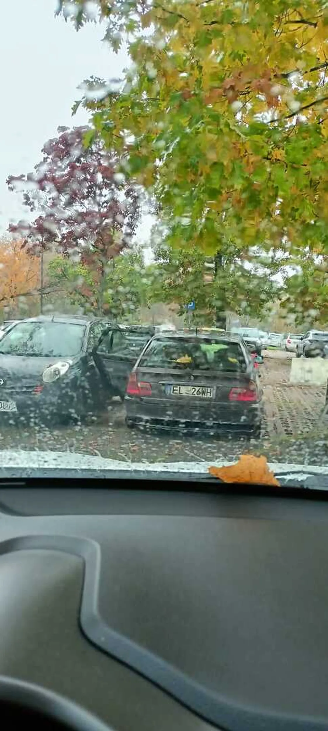 Kierowca nie szanuje czyjeś własności. Uszkodził celowo otwierając drzwi stojące obok auto na parkingu.