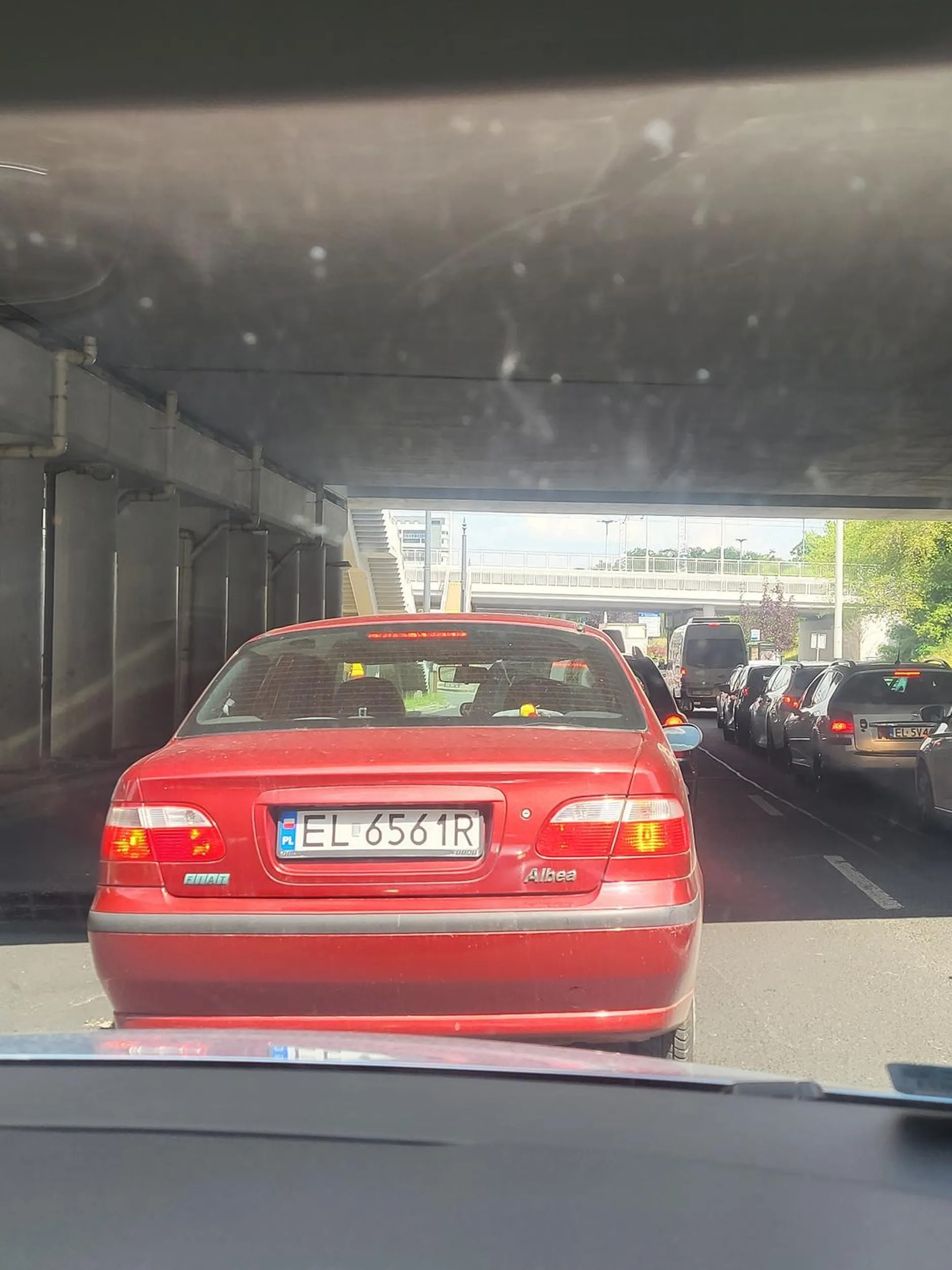 Pani nie potrafi jeździć, zjeżdża na nie swój pas, zwłaszcza że na nim znajduje się auto, udaje że nie wie o co chodzi.