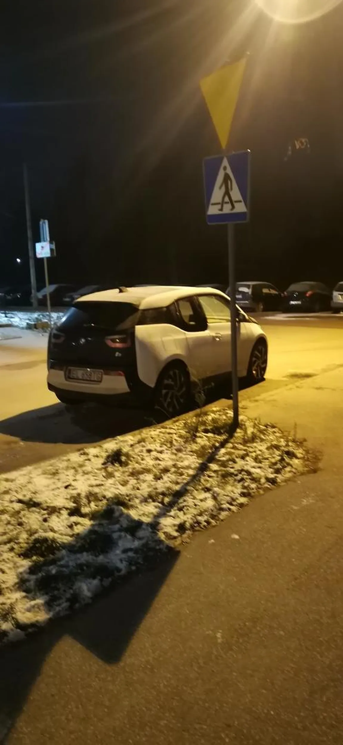 Zaparkowany po całym przejściu dla pieszych, pomimo innych wolnych w okolicy. Znaczek zobowiązuje....