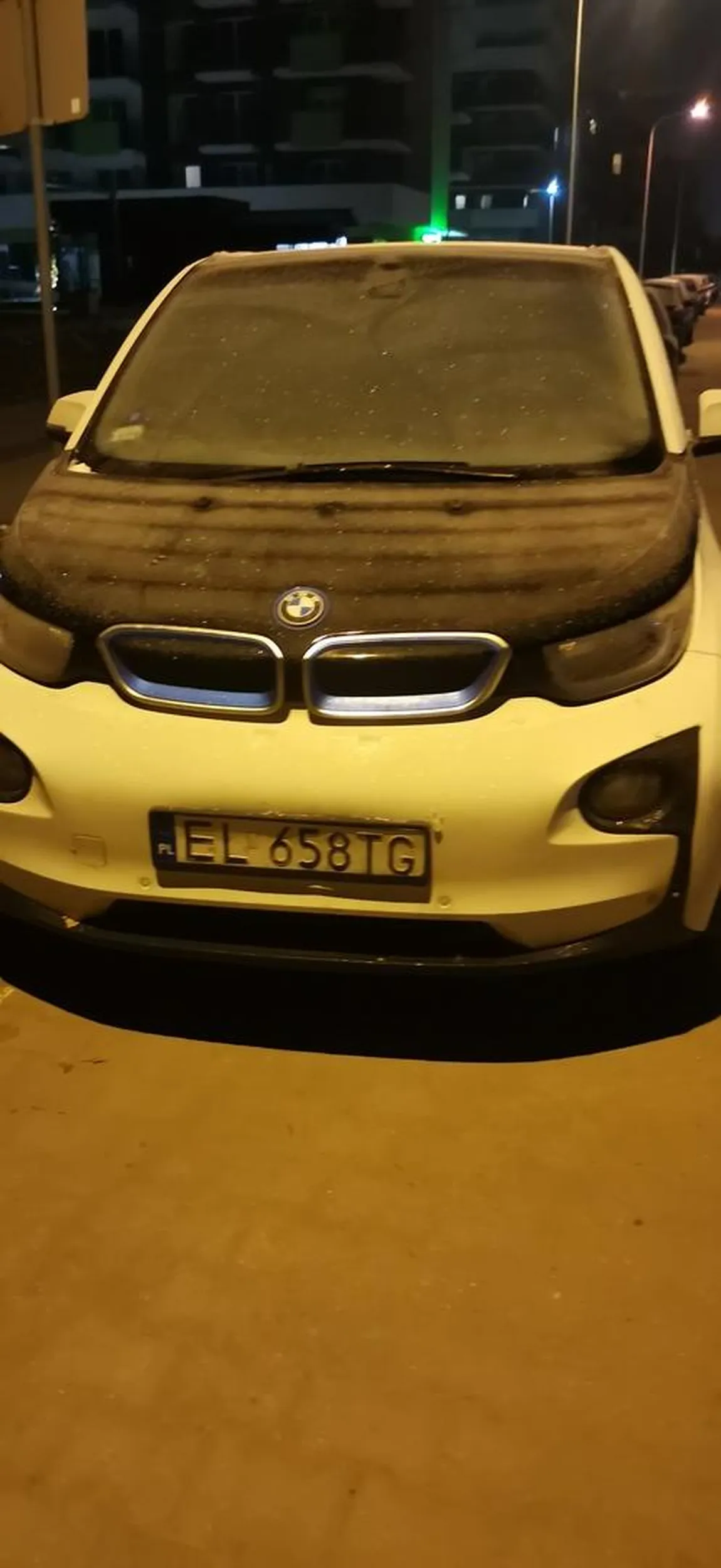 Zaparkowany po całym przejściu dla pieszych, pomimo innych wolnych w okolicy. Znaczek zobowiązuje....