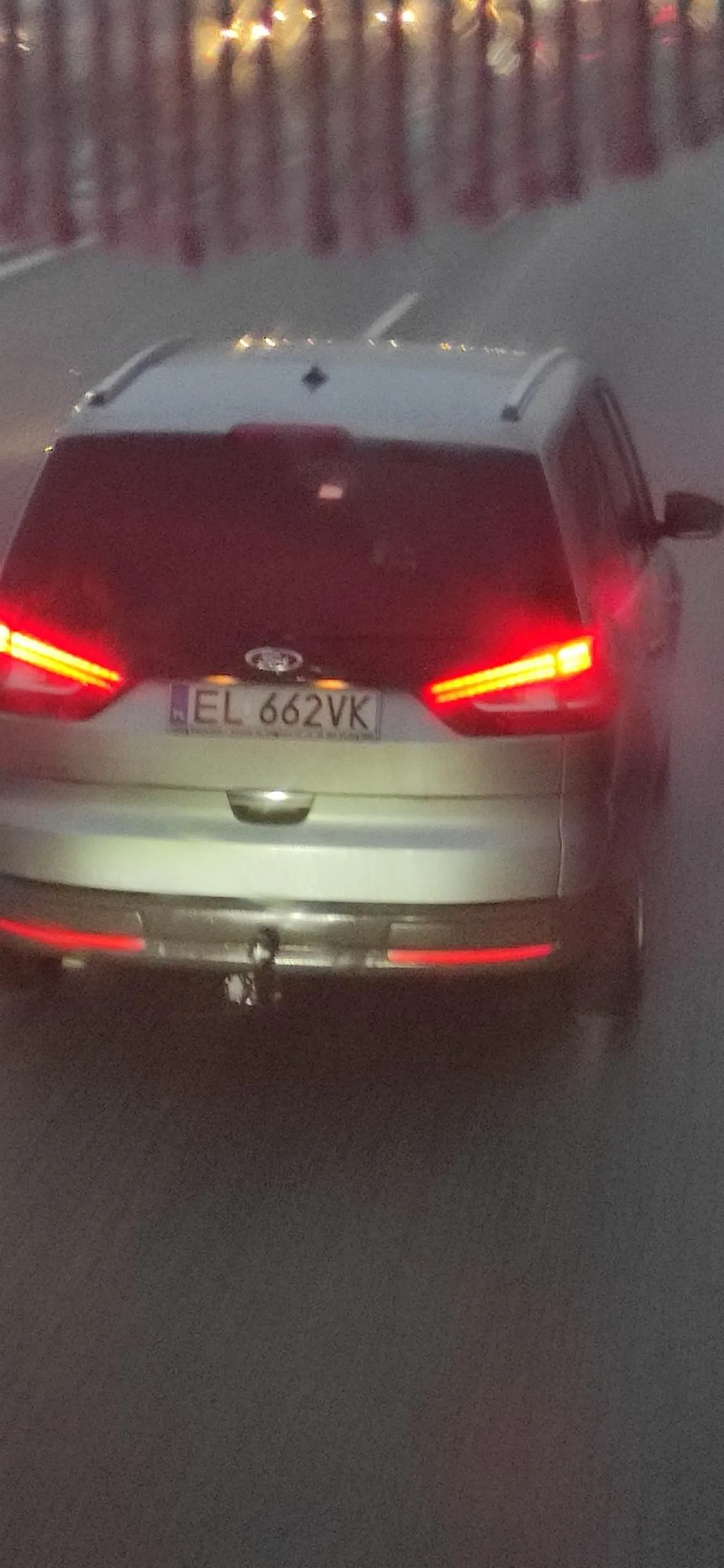 Powoduje zagrożenie jadąc 80 autostradą z telefonem w ręku. Ledwo mieści się w pasie ruchu.