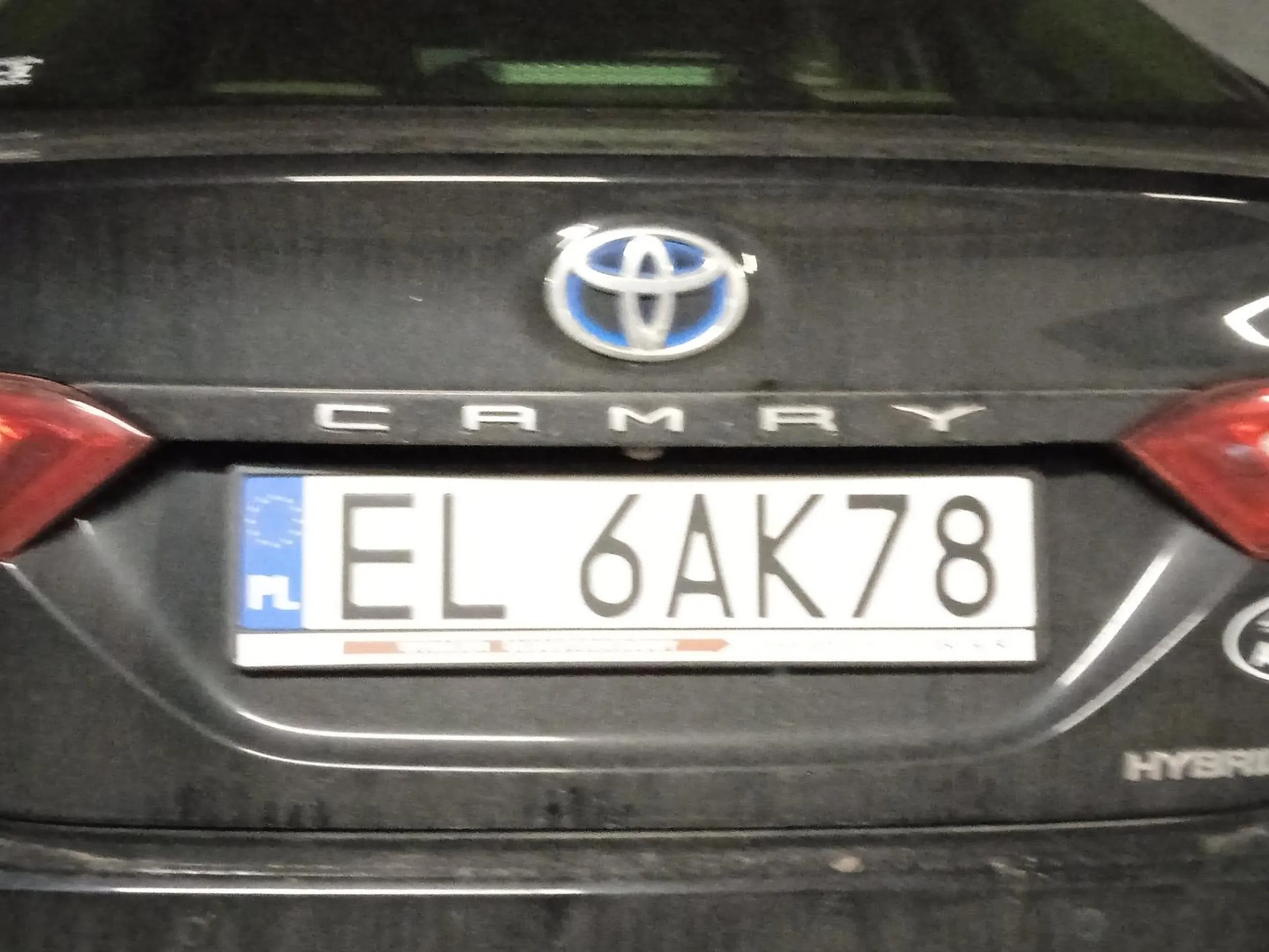 Musiałem chyba z 15 minut szukać miejsca na tym parkingu, bo niunia z pieskiem poszła sobie na "shopping". Oczywiście nie była łaskawa sprawdzić jak zaparkowała  samochód. No bo po co?