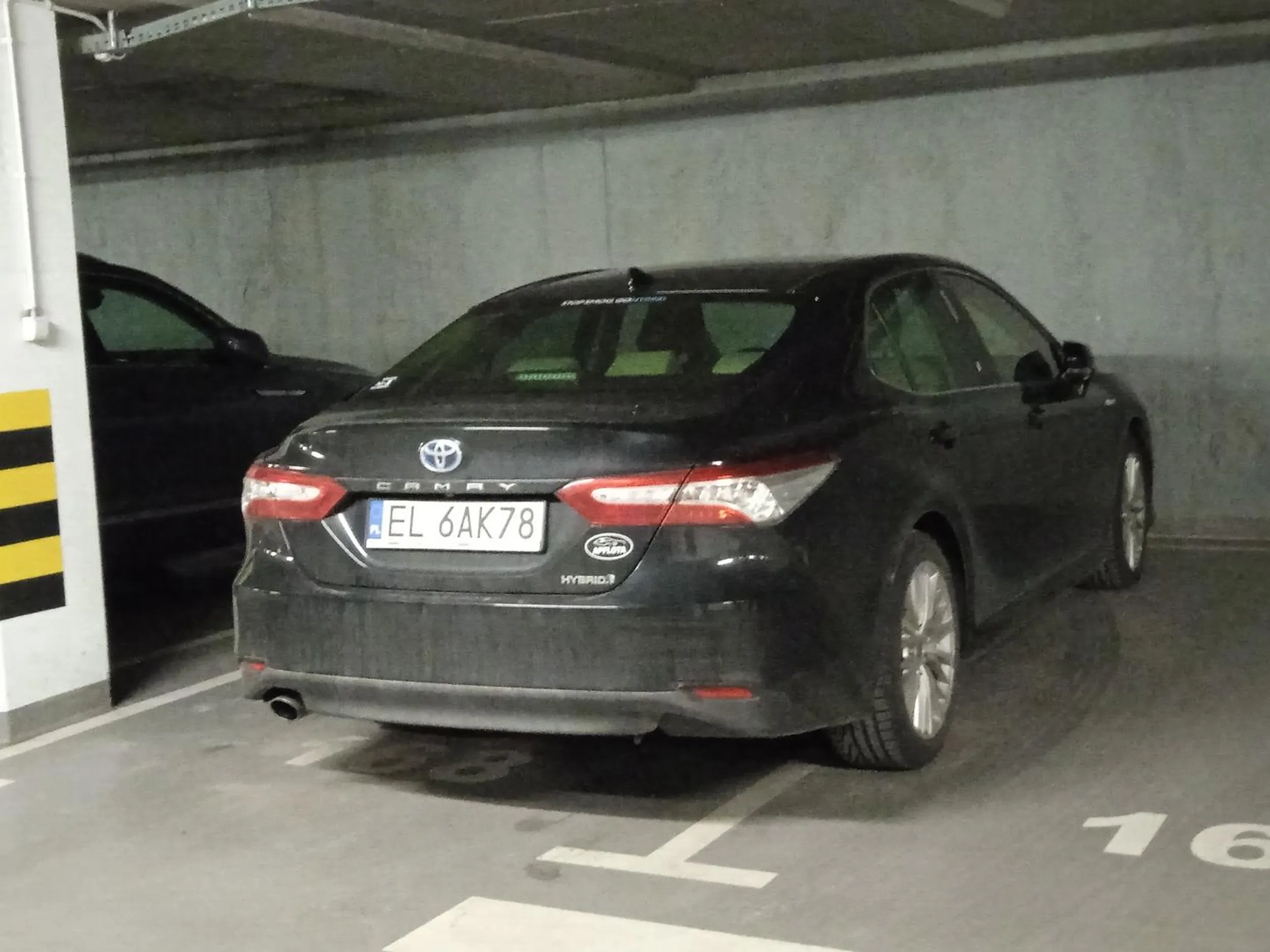 Musiałem chyba z 15 minut szukać miejsca na tym parkingu, bo niunia z pieskiem poszła sobie na "shopping". Oczywiście nie była łaskawa sprawdzić jak zaparkowała  samochód. No bo po co?