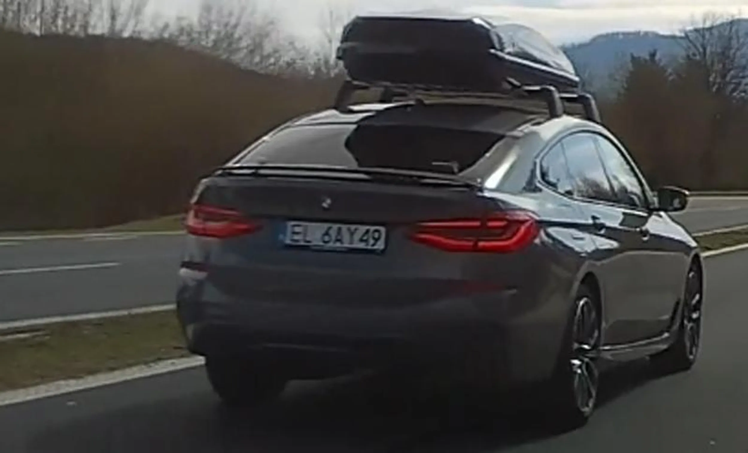 Wyprzedza na przejściu dla pieszych, jeździ z nadmierną prędkością, ale do czasu, kiedyś cie dopadną.