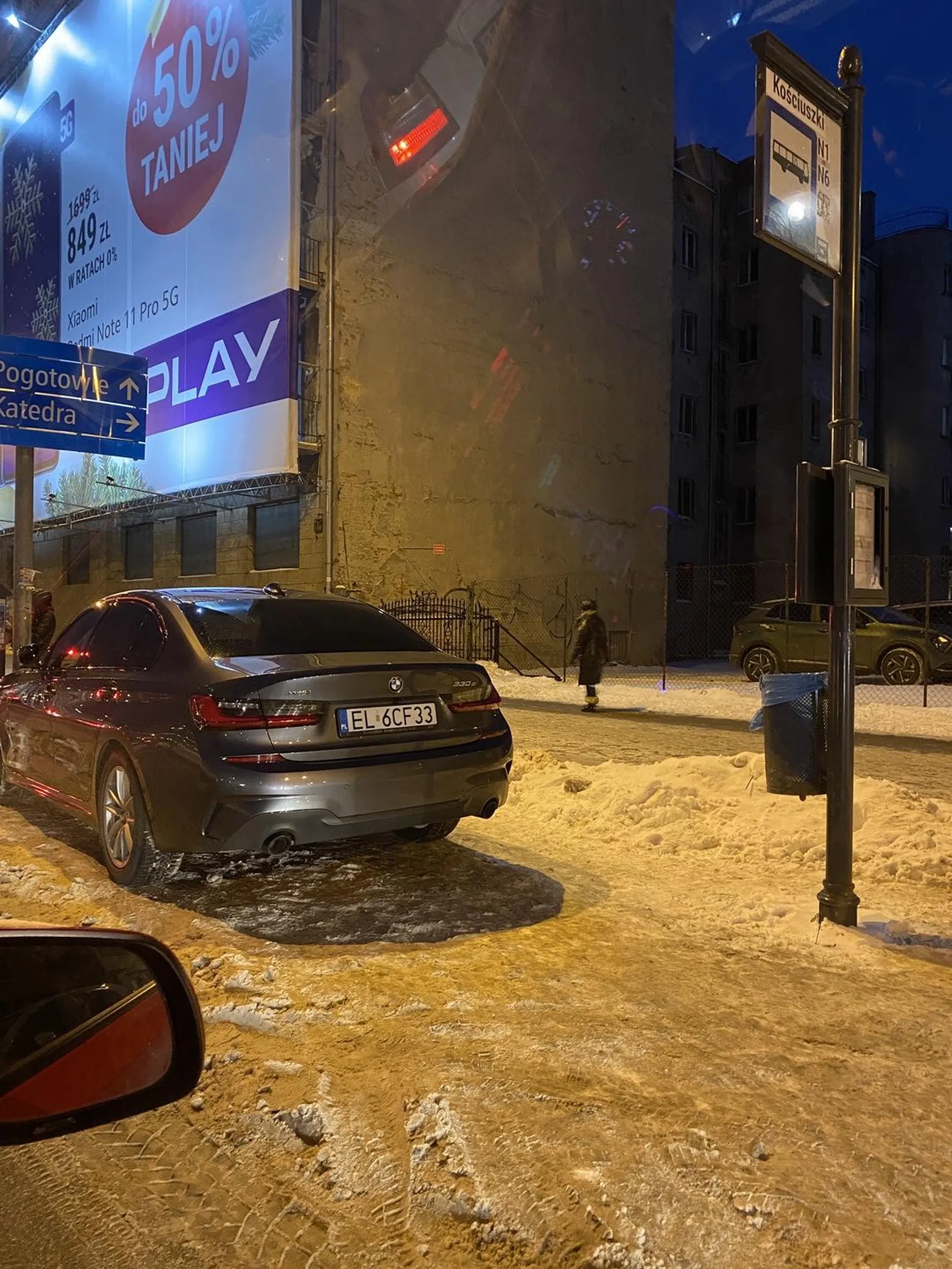 Myśli, że jeździ autobusem. Mimo wszystko, nie zabrał ludzi z przystanku.