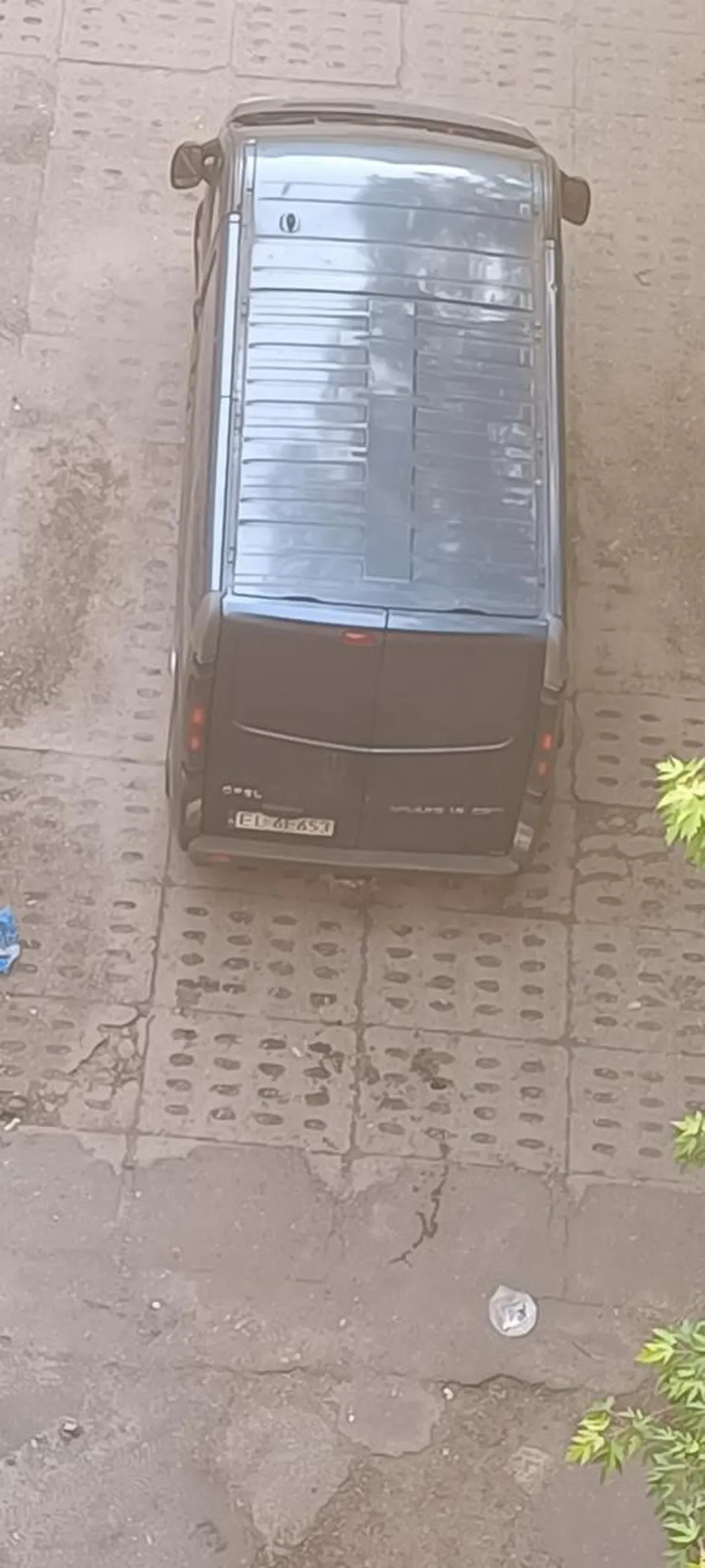 Wyrzuca śmieci gdzie popadnie. Ostatnio udało mu się lodówkę zostawić przez przypadek.