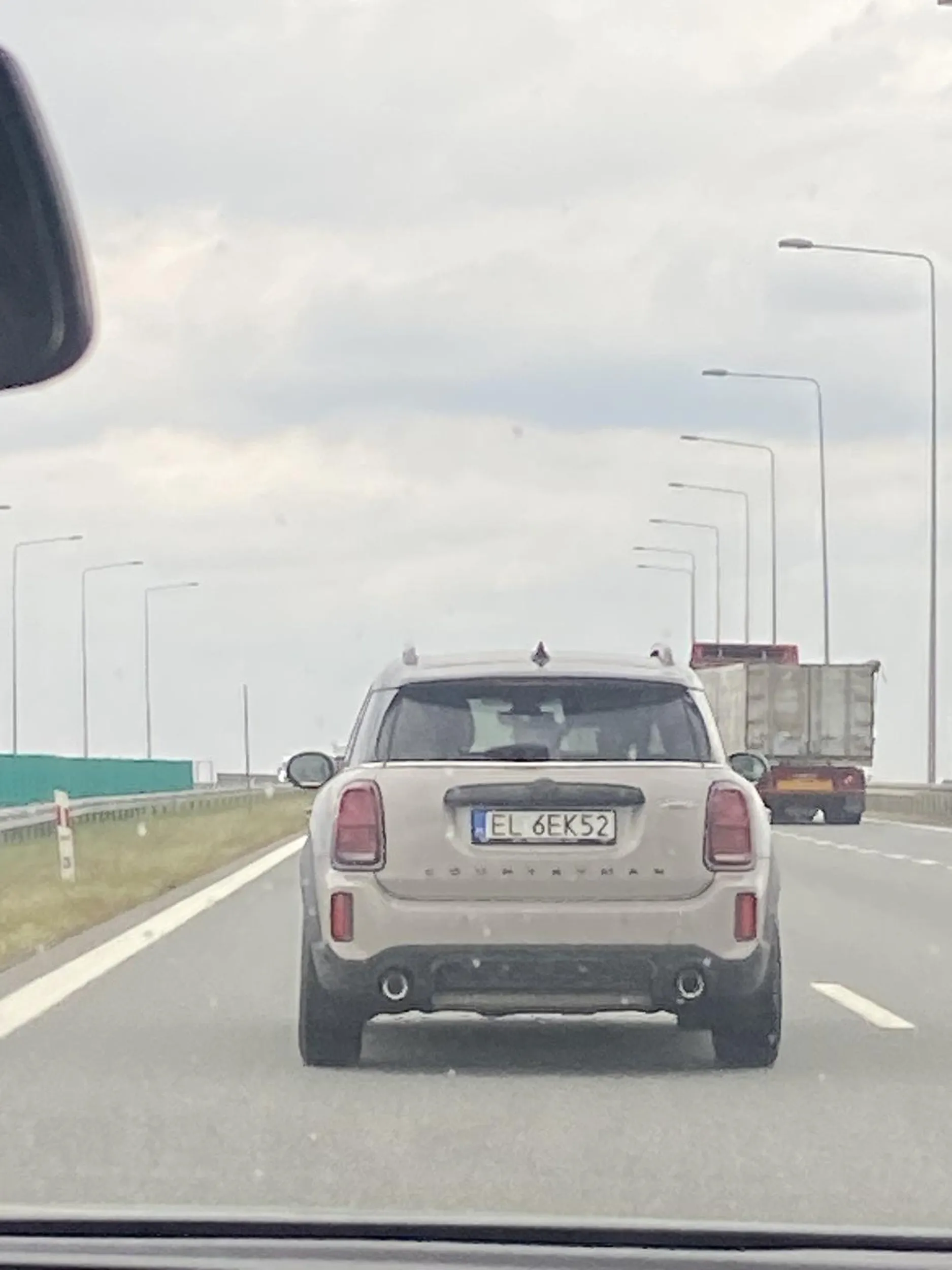 zjeb jakich mało, stara się celowo spowodować wypadek,marka auta ewidentnie świadczy o wielkości przyrodzenia,  mały siusiak, wielkie ego które zostało ukłute w momencie gdy ktoś chce go wyprzedzić