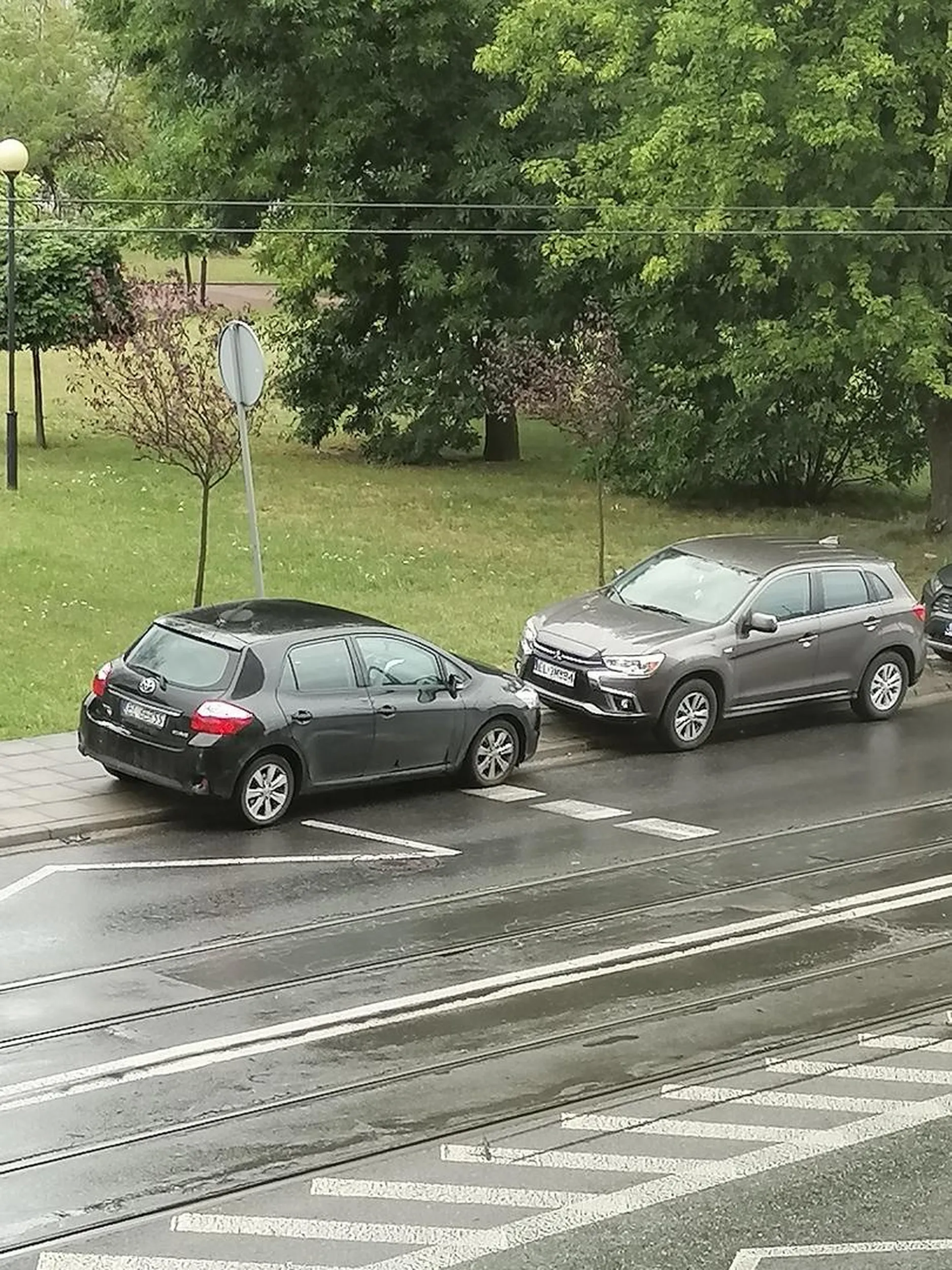 Nie zmieścił się biedaczek i musiał stanąć na lini przystankowej, tylko pytanie: jak on się tam znalazł? Przecież jest linia podwójna ciągła.