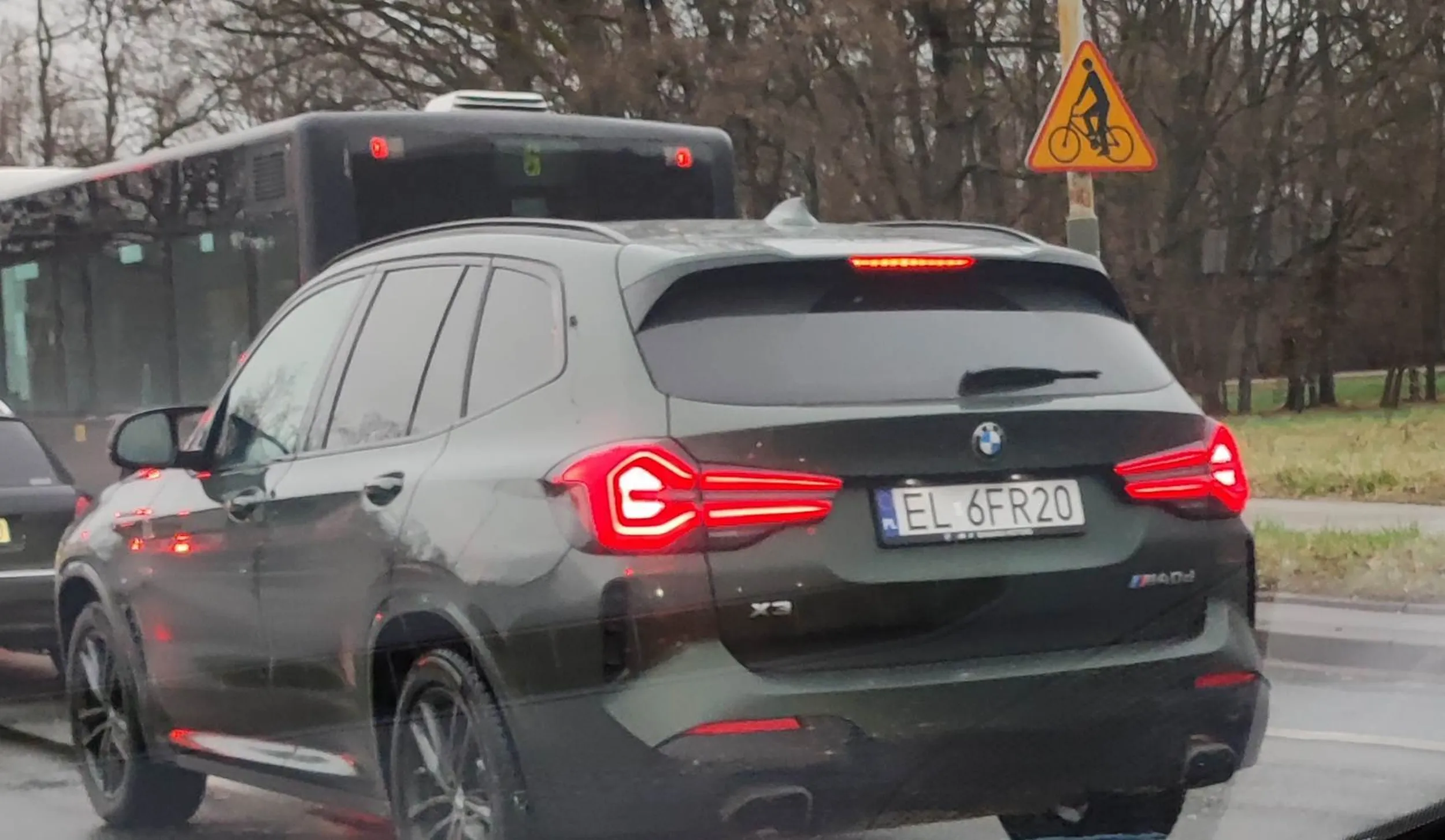 Typowy kierowca BMW jest typowy... a typowy Kierowca BMW M jest jeszcze bardziej typowy. Wpychanie się, wyprzedzenie na zakazie, zajeżdzanie drogi, tworzenie niebezpiecznych sytuacji... ale w końcu on ma BMW...