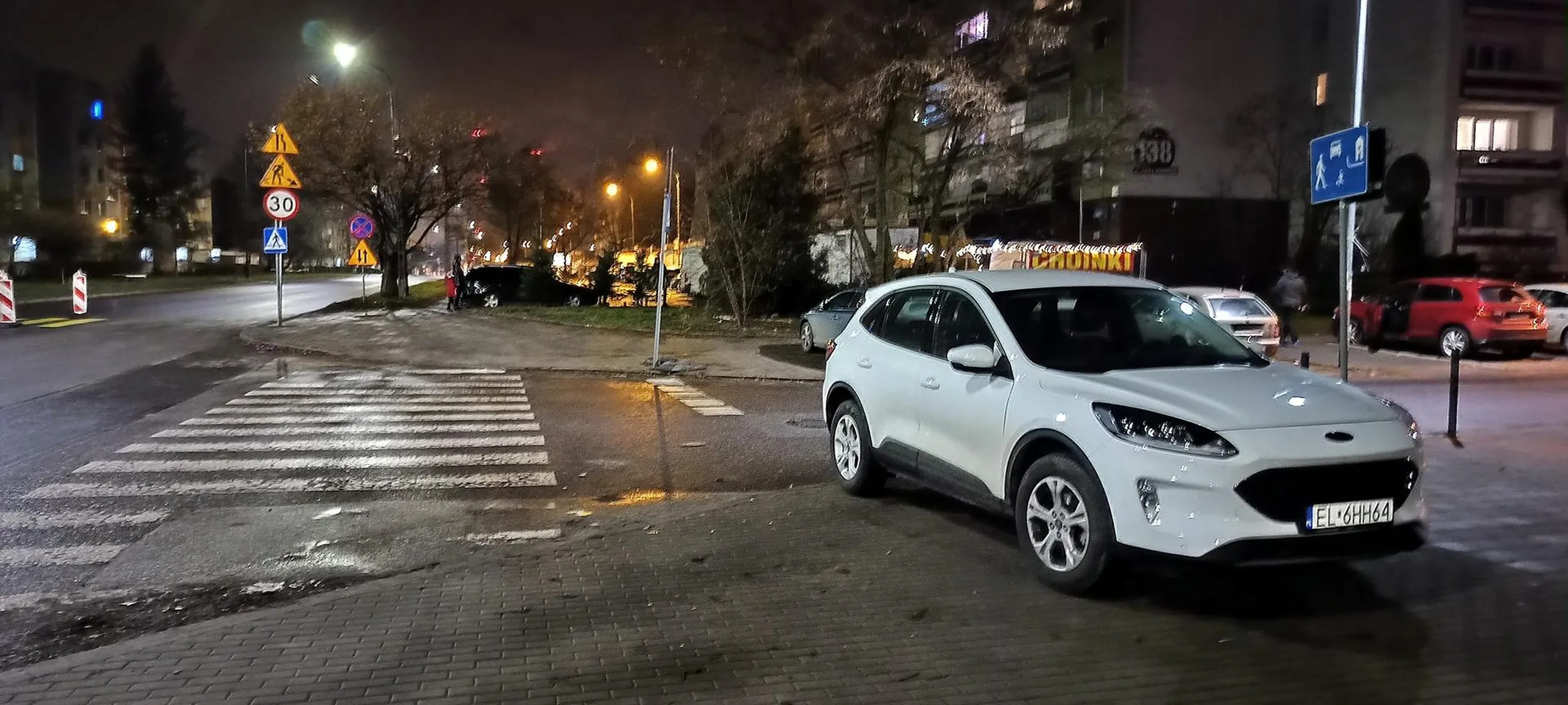 Kierowca tego samochodu, parkuje na chodniku , przy przejściu dla pieszych oraz na skrzyżowaniu!!! Ogranicza widoczność i bezpieczeństwo !!!