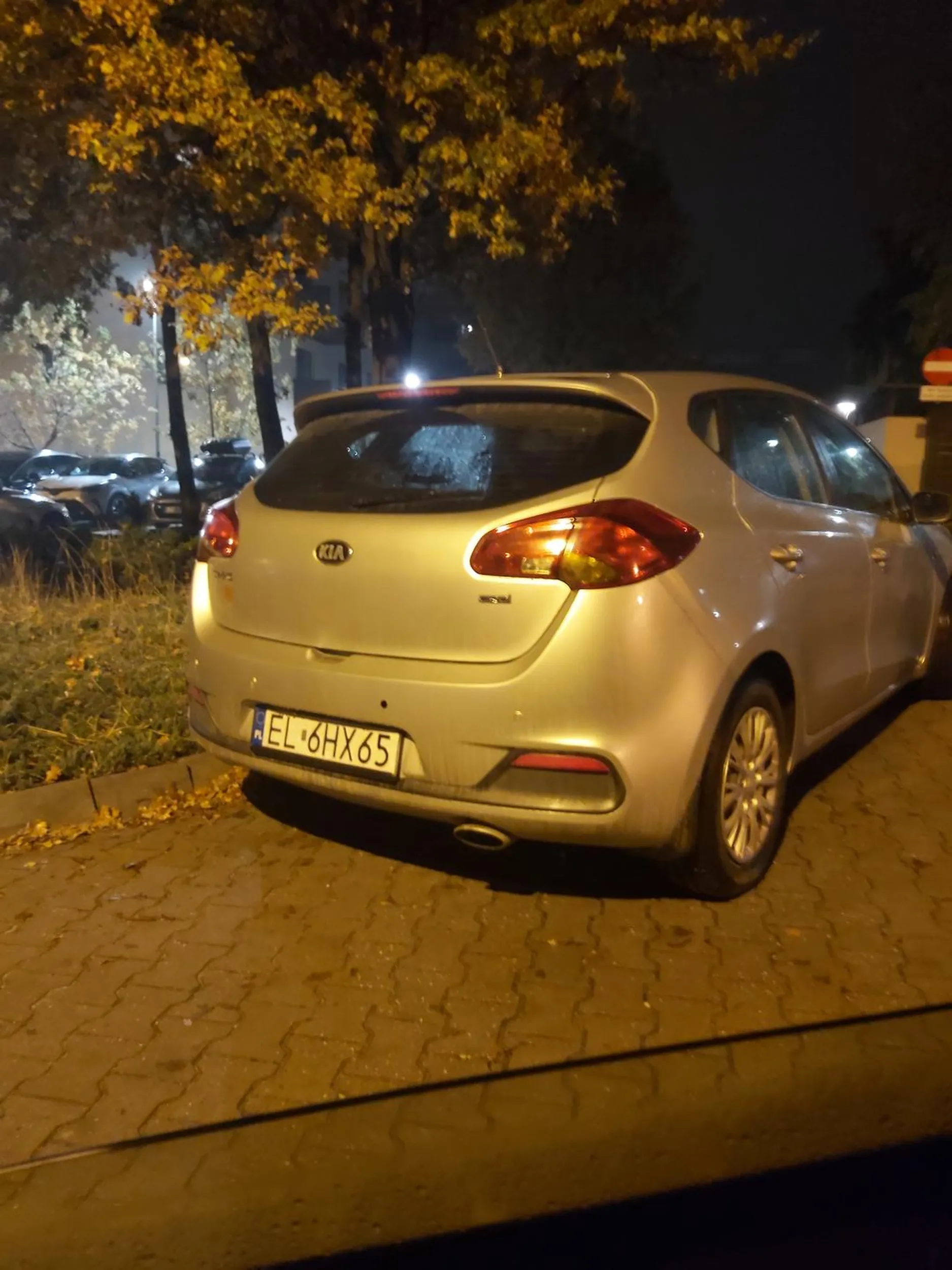 Co wieczór staje w przejeździe parkingowym, jednocześnie blokując drogę pożarową.