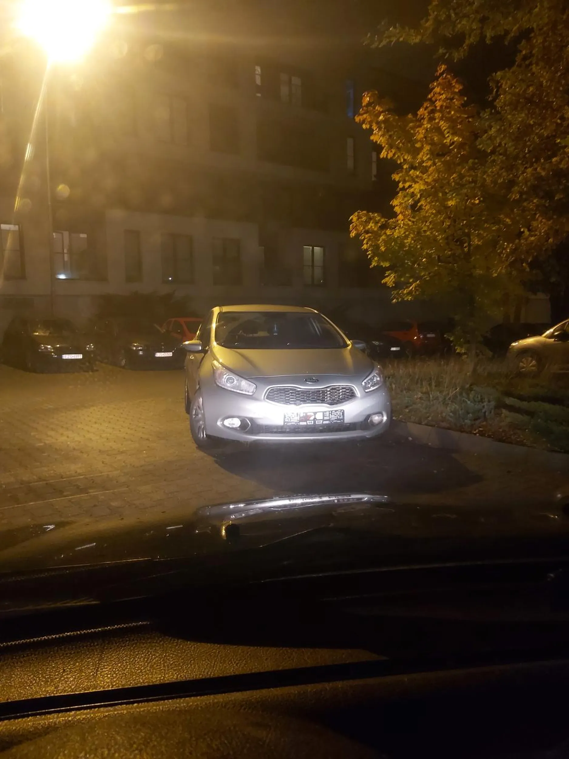 Co wieczór staje w przejeździe parkingowym, jednocześnie blokując drogę pożarową.