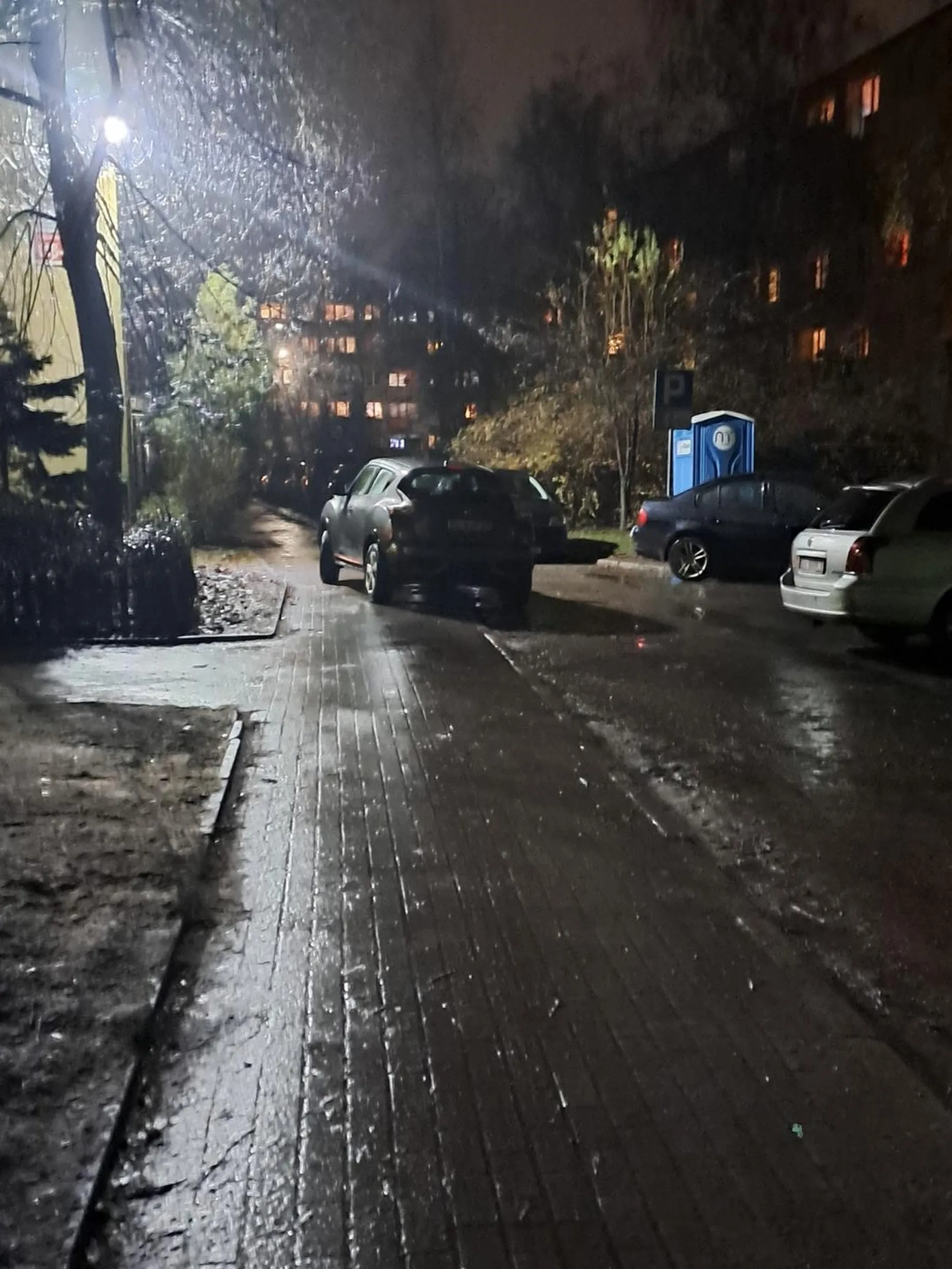 Kierowca zostawił auto na środku przejazdu osiedla blokując możliwość wyjazdu innym.