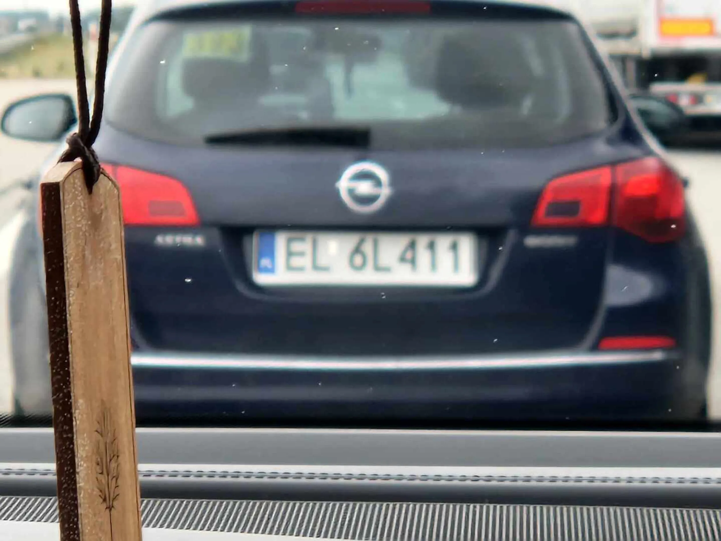 Glupia baba jechala 80 km/h wyprzedzajac ciężarówke na autostradzie przez 15 minut jechaliśmy za nia na lewym pasie w dodatku blondynka