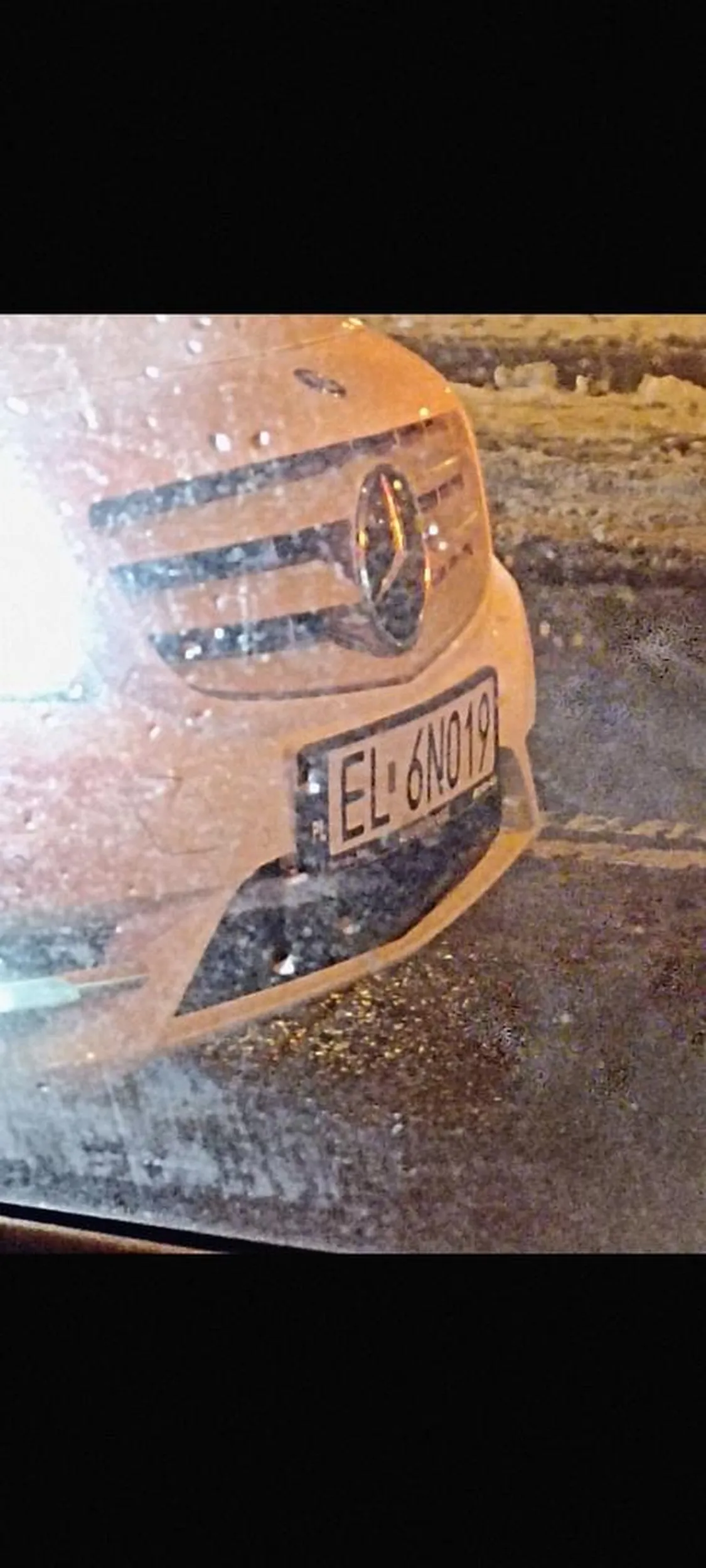 Typie co ty odwalasz? Na osiedlu zatrzymaliśmy się bo gość na pasy nam wszedł pod auto, daliśmy po hamulcach a ty trąbisz na nas? A słyszałeś o zachowywaniu odległości? Albo dostosowaniu prędkości?