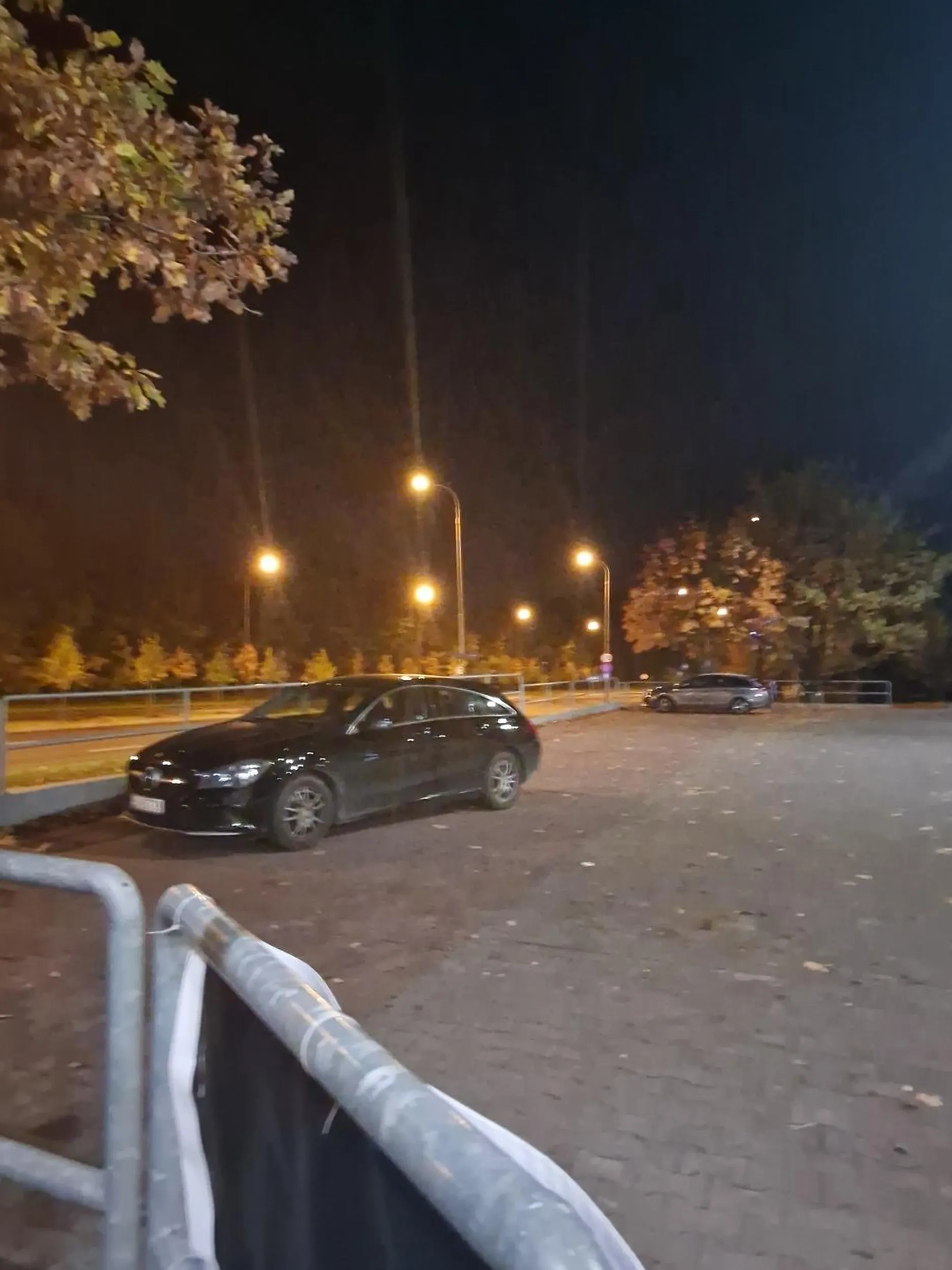 naucz się parkować paniusiu, parking biedronki to nie twoje prywatne podwórko :)