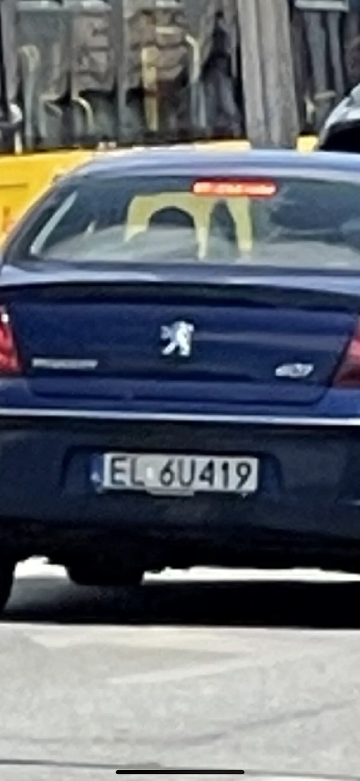 Nerwowy i niebezpieczny kierowca. Przyspieszył przed przejściem prawie rozjeżdżając pieszego.