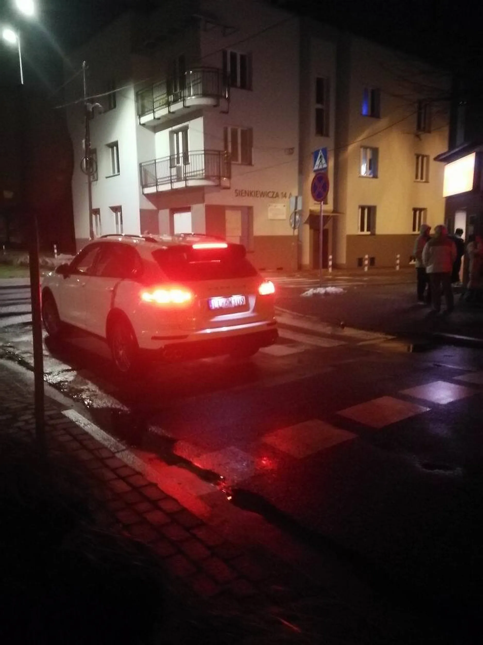 Kierowca Porsche tak spragniony wody ognistej, że zaparkował na przejściu dla pieszych, prawie na środku jednokierunkowej drogi i poszedł do sklepu całodobowego uzupełnić zapasy. Zdjęcie zrobiłem już po tym jak wrócił z zakupów i odpalił auto, ale stał tam dobrych kilka minut. Dąbrowa Górnicza, Sienkiewicza/Okrzei