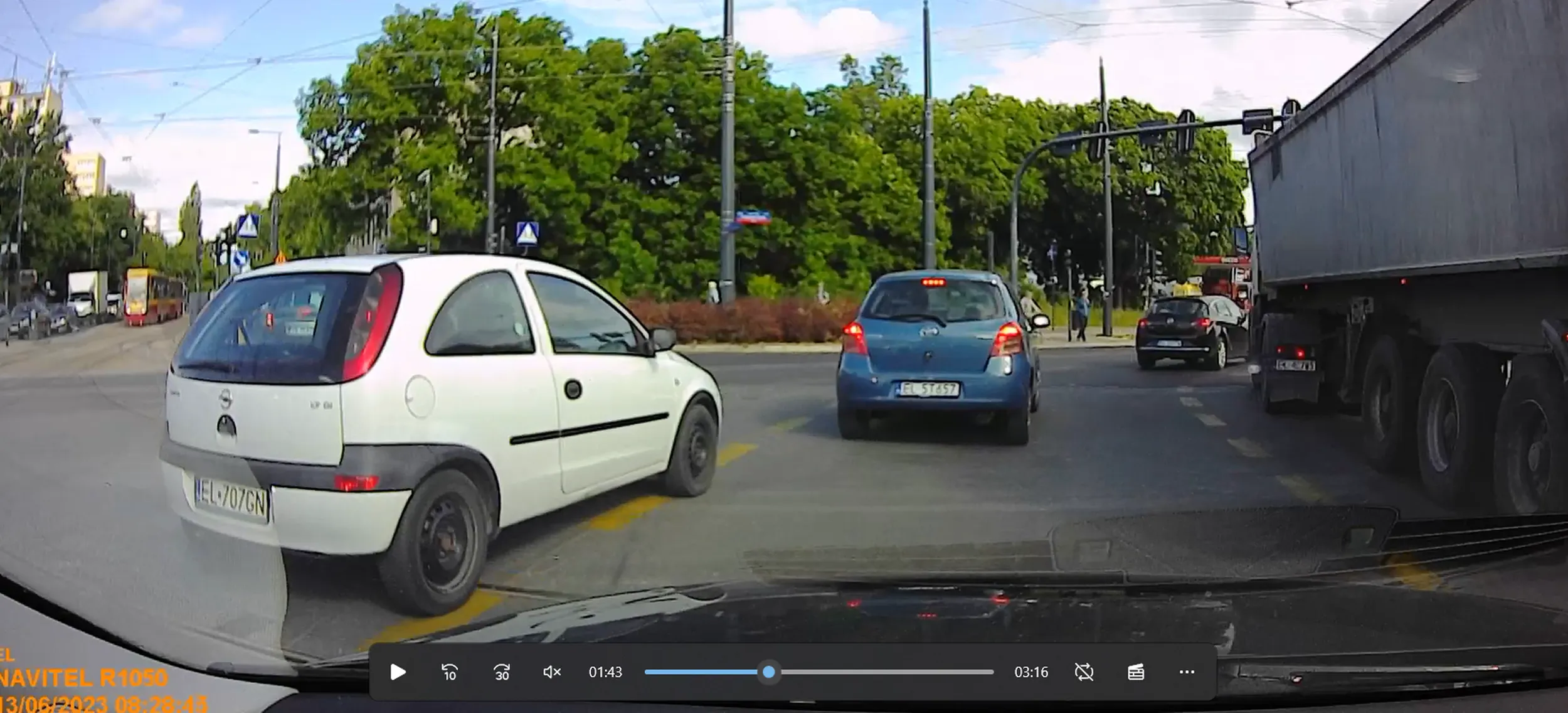 CWANIAK Z BIALEJ CORSY WCISKA SIE PRZED NOS NA ZWĘŻENIU I  STRUGA PAWIANA , ZE NIBY NIE WIEDZIAL ZE TAM JEST PAS DLA JADACYCH PROSTO .