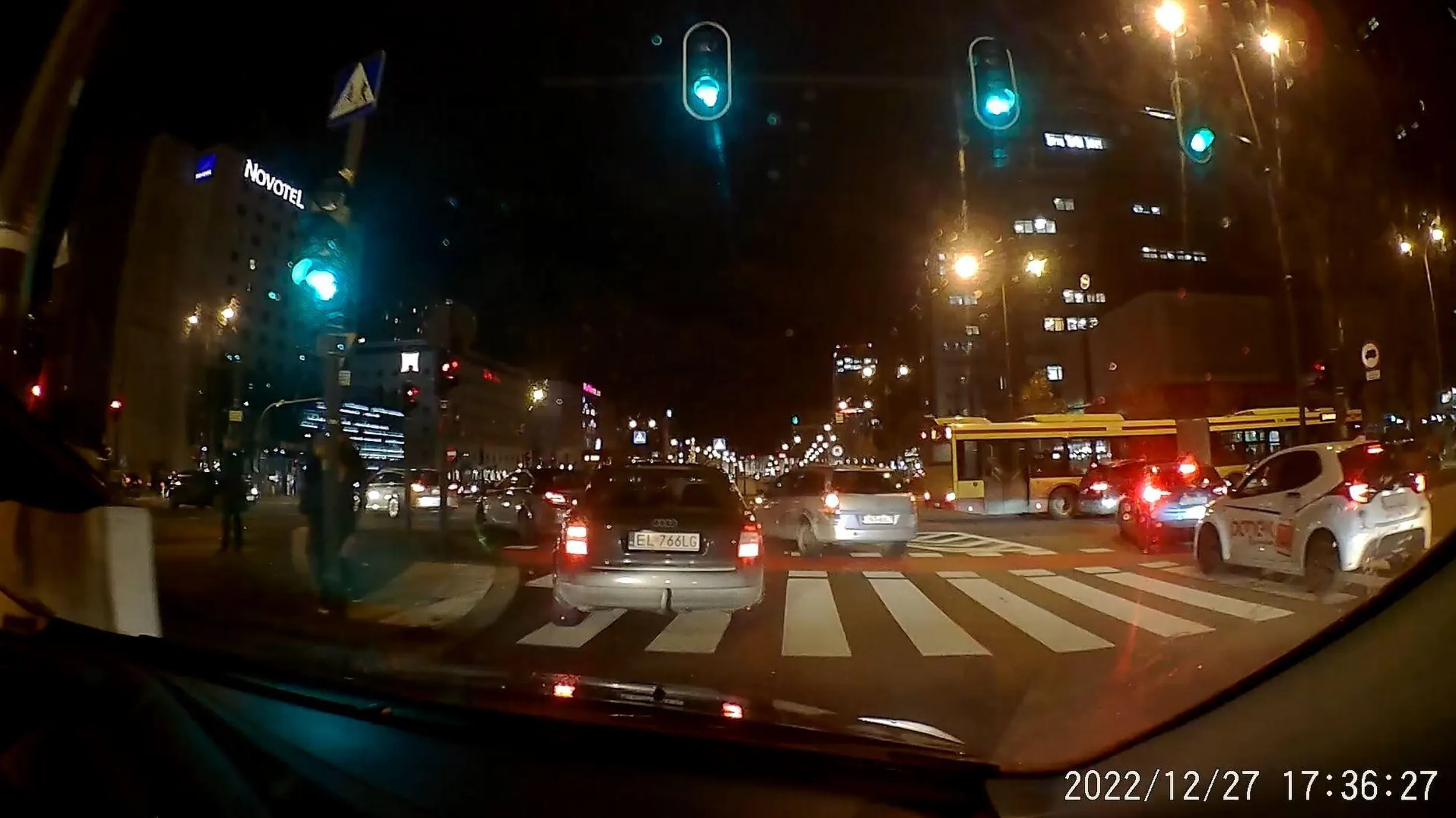 stary dziad wjeżdża na skrzyżowanie bez możliwości jego opuszczenia po czym blokuje pas ruchu dla prawidłowo wjeżdżających na zielonym. Po obtrąbieniu zaczyna pukać się w głowę... szkoda gadać.