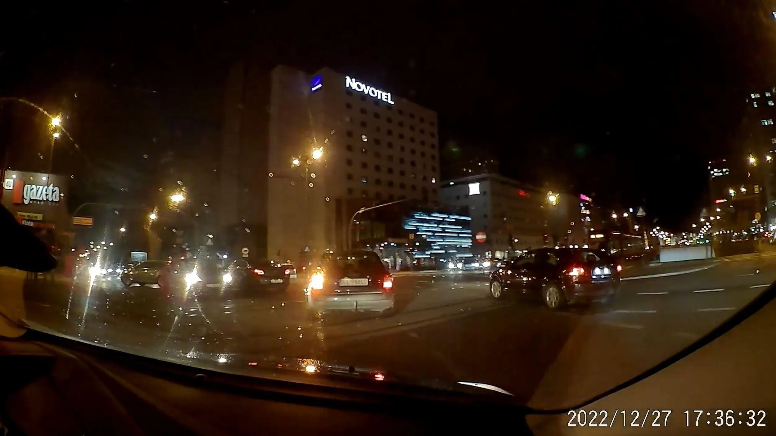 stary dziad wjeżdża na skrzyżowanie bez możliwości jego opuszczenia po czym blokuje pas ruchu dla prawidłowo wjeżdżających na zielonym. Po obtrąbieniu zaczyna pukać się w głowę... szkoda gadać.