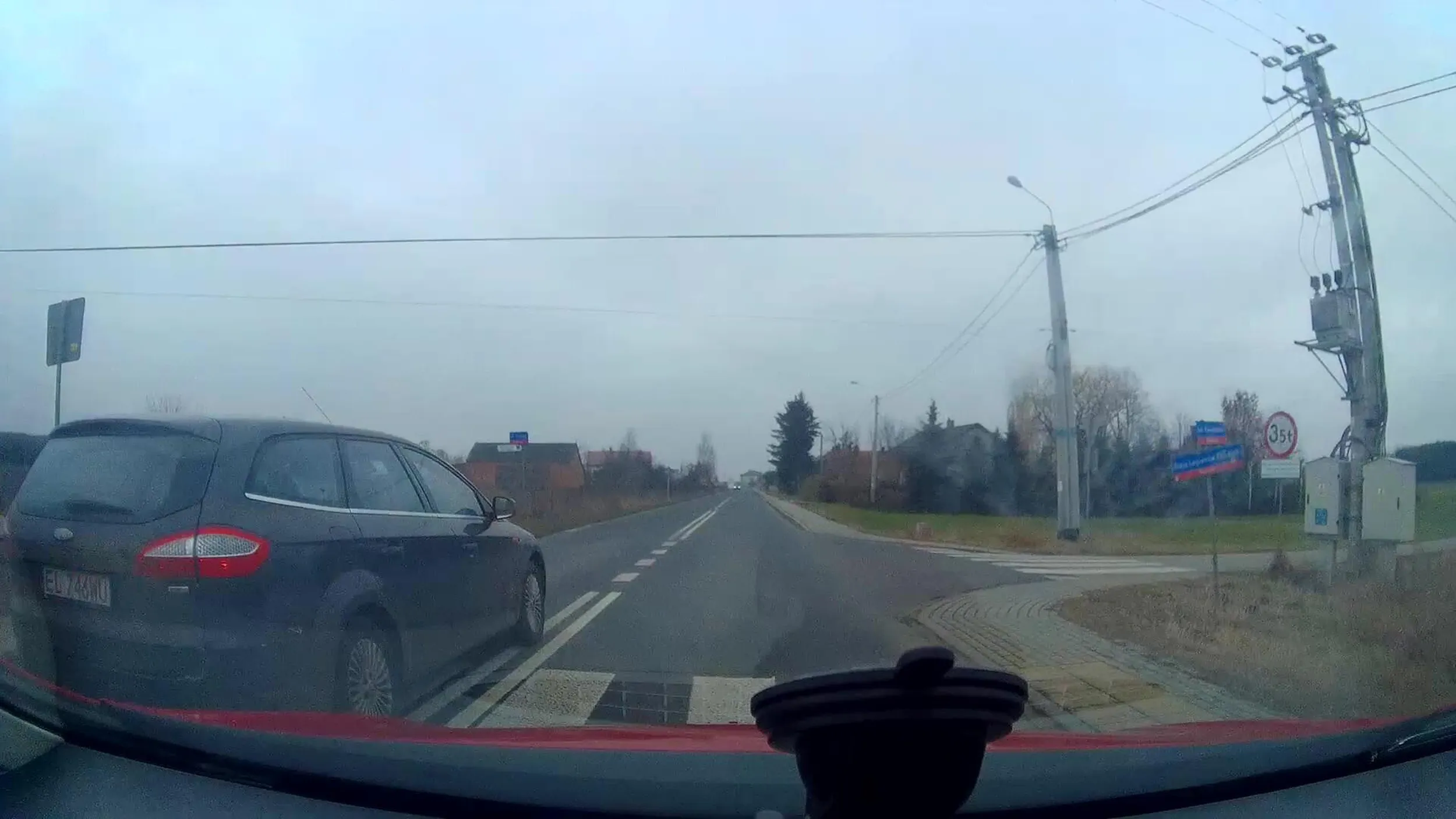 Wyprzedzanie na przejściu skrzyżowaniu i jazda ok. 100km/h w terenie zabudowanym