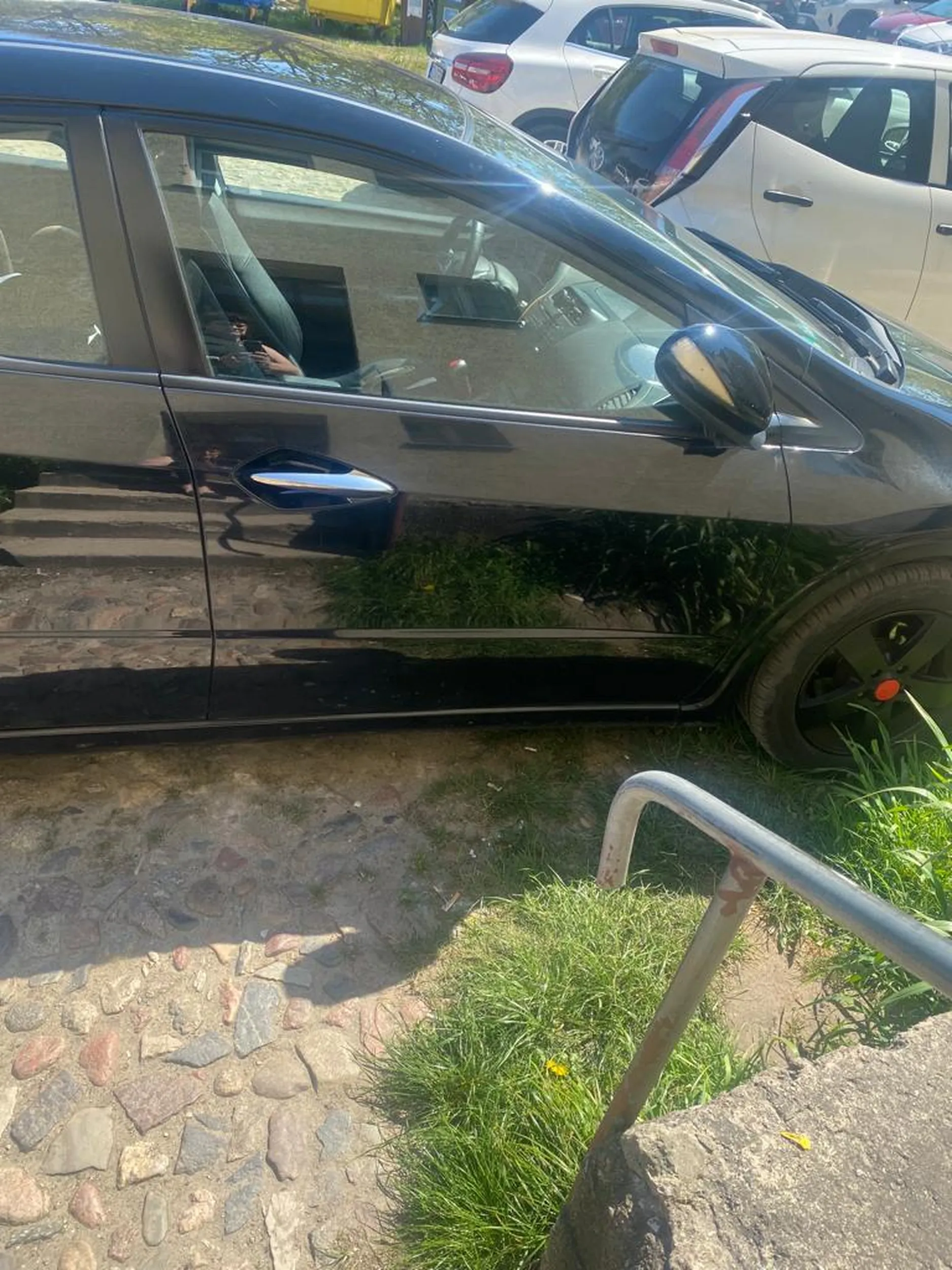 Mistrz parkowania. Blokuje jedyne wejście do klatki.