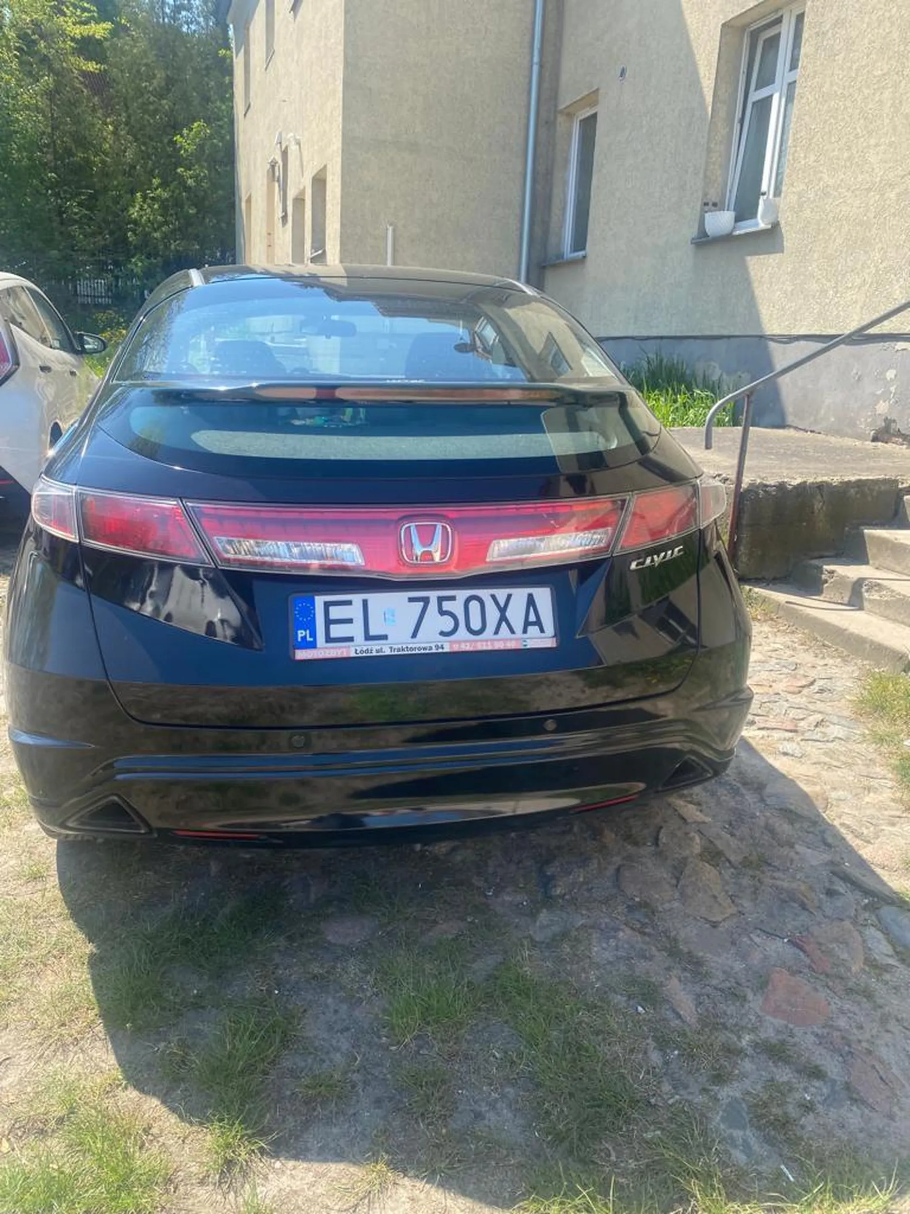 Mistrz parkowania. Blokuje jedyne wejście do klatki.