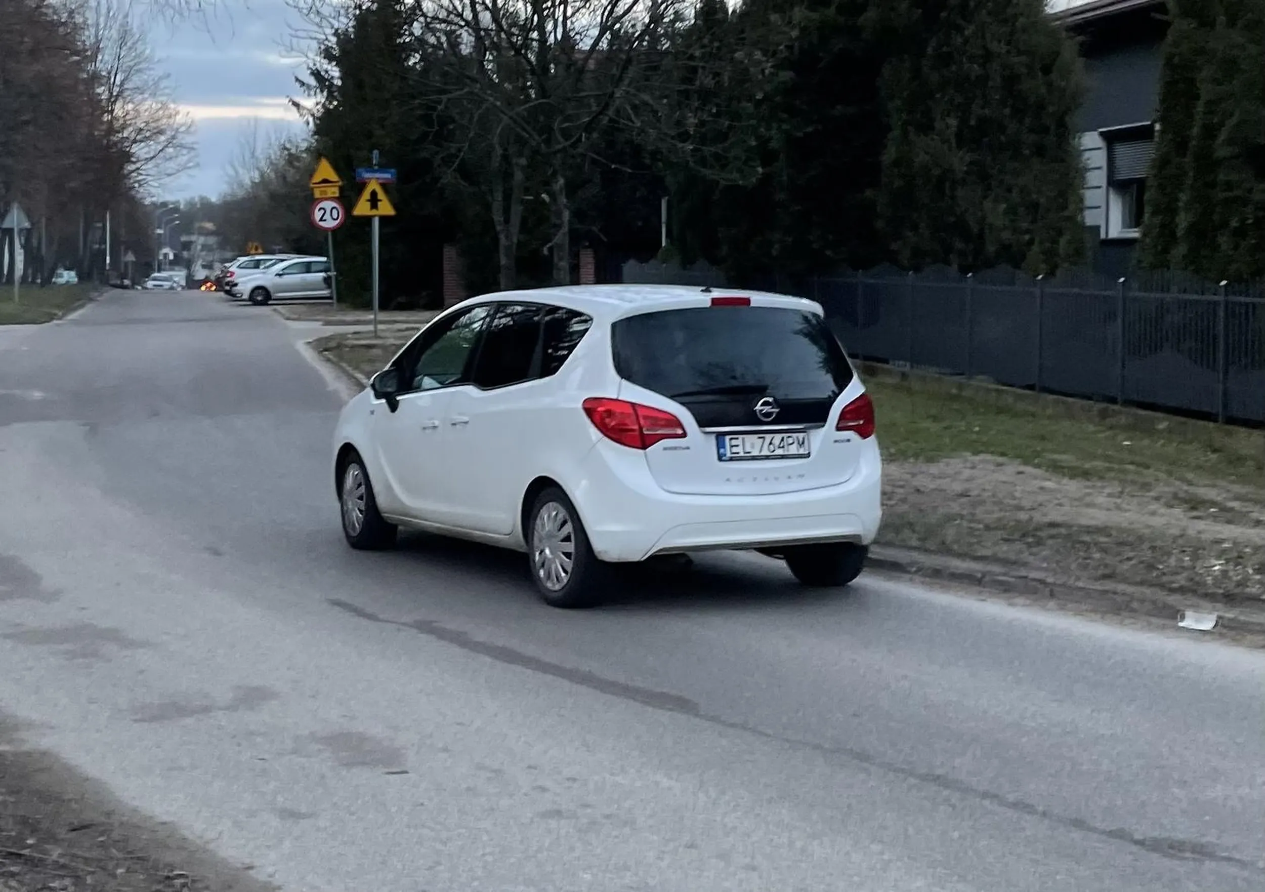 Kierowca tego pojazdu prawie mnie potrącił na przejściu dla pieszych, jak zaznaczone na mapie. Gdybym się nie zatrzymał widząc zbliżający się pojazd w połowie przejścia, nie pisałbym tego tekstu. Bo wjazd na ulicę był z wielkim impetem.