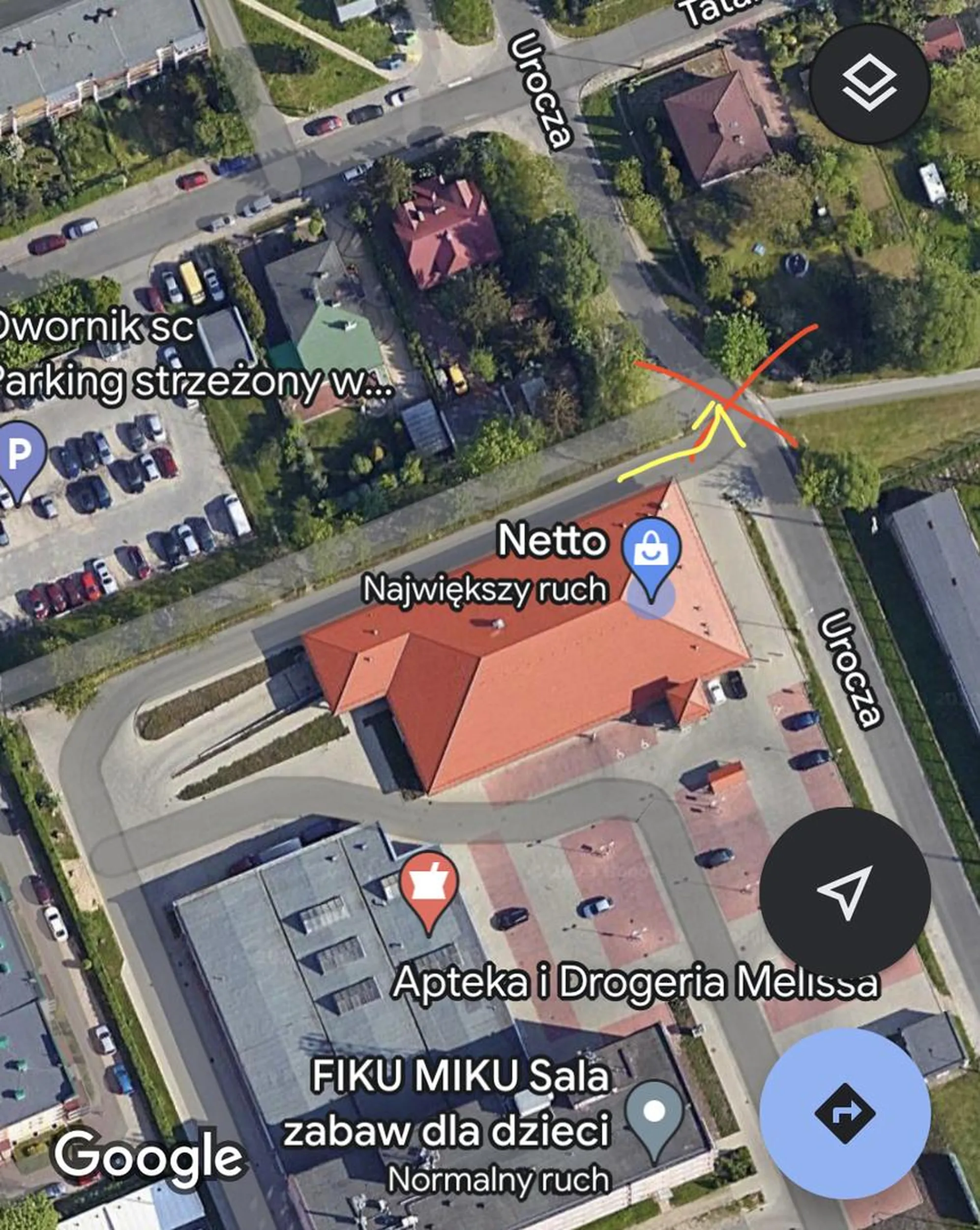 Kierowca tego pojazdu prawie mnie potrącił na przejściu dla pieszych, jak zaznaczone na mapie. Gdybym się nie zatrzymał widząc zbliżający się pojazd w połowie przejścia, nie pisałbym tego tekstu. Bo wjazd na ulicę był z wielkim impetem.