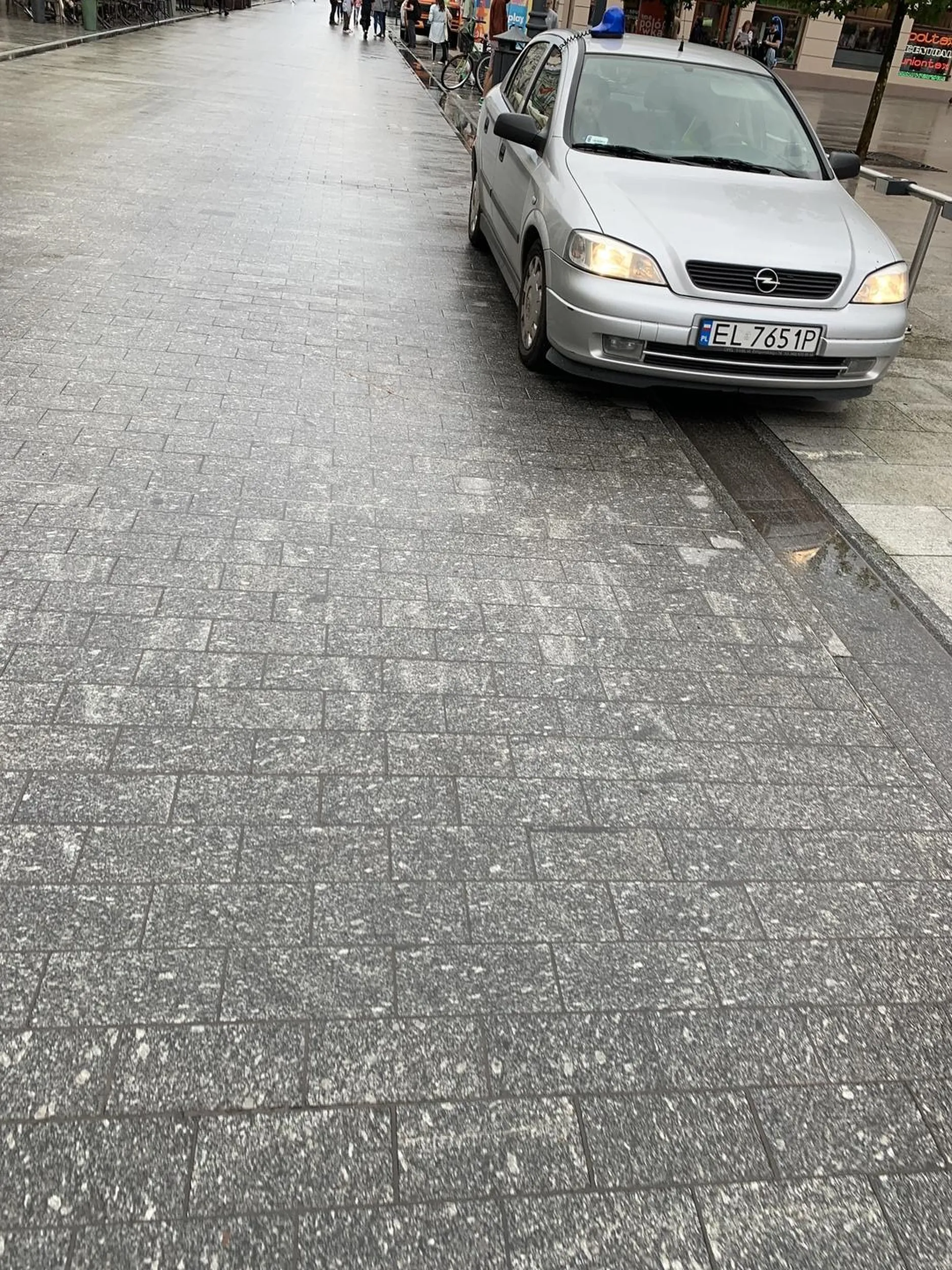 Nieoznakowany radiowóz