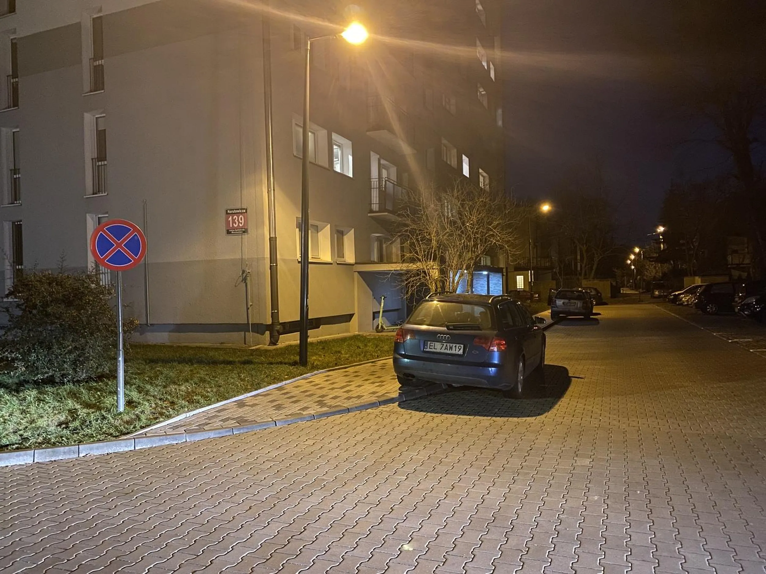 Zakaz zatrzymywania się nie obowiązuje audi?