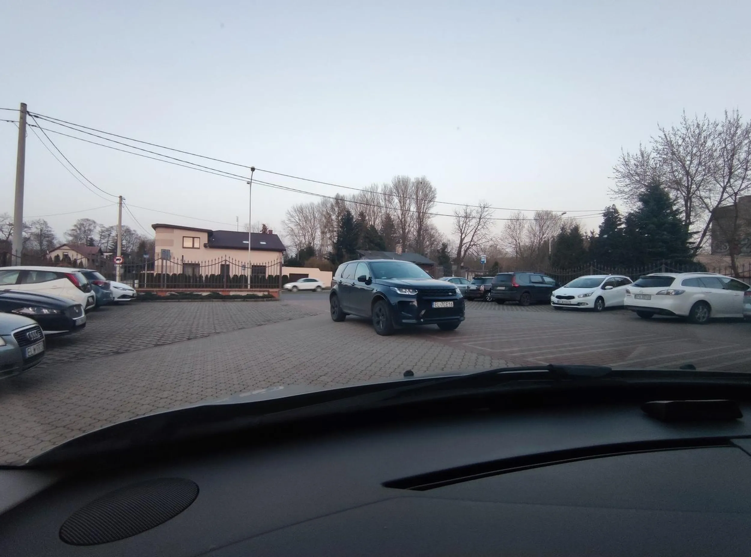 Zaparkuję na środku bo mam najdroższe auto