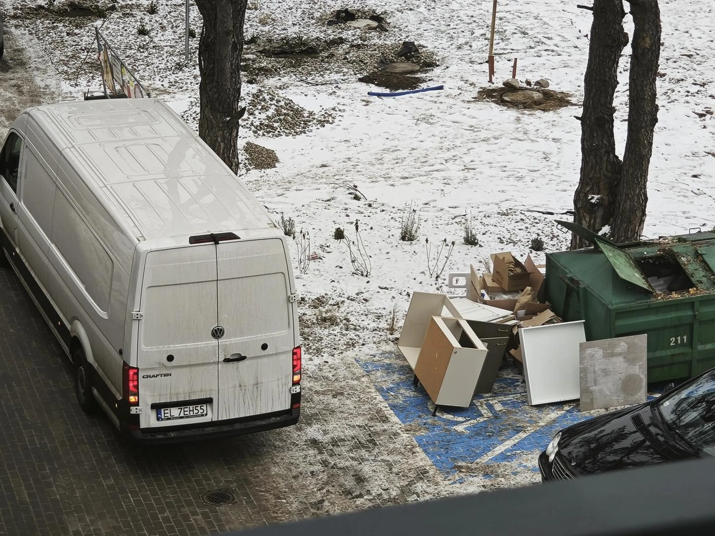 Ku...sy podrzucają śmieci pod kontenery budowlane.