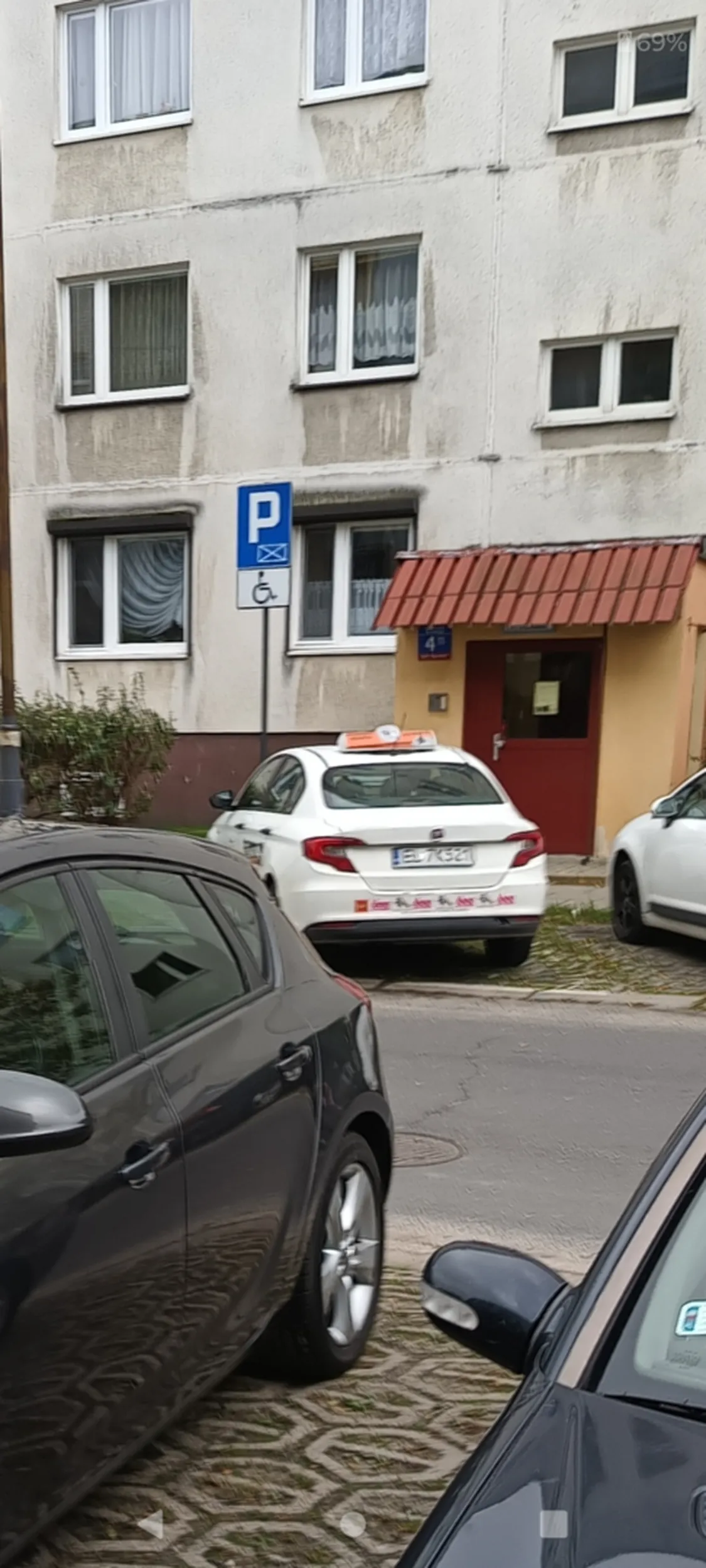 Pan taksówkarz ma awarie samochodu na miejscu parkingowym dla osób niepełnosprawnych. Naprawdę uważasz ,że włączenie świateł awaryjnych zwalnia Ciebie z posiadania uprawnień ? Zabrałeś miejsce to zabierz przy okazji chorobę/kalectwo i życiowe problemy z tym związane. Chyba uczciwa propozycja ?  Nie ma przyzwolenia społecznego nawet na krótkotrwałe korzystanie z tych miejsc !!!