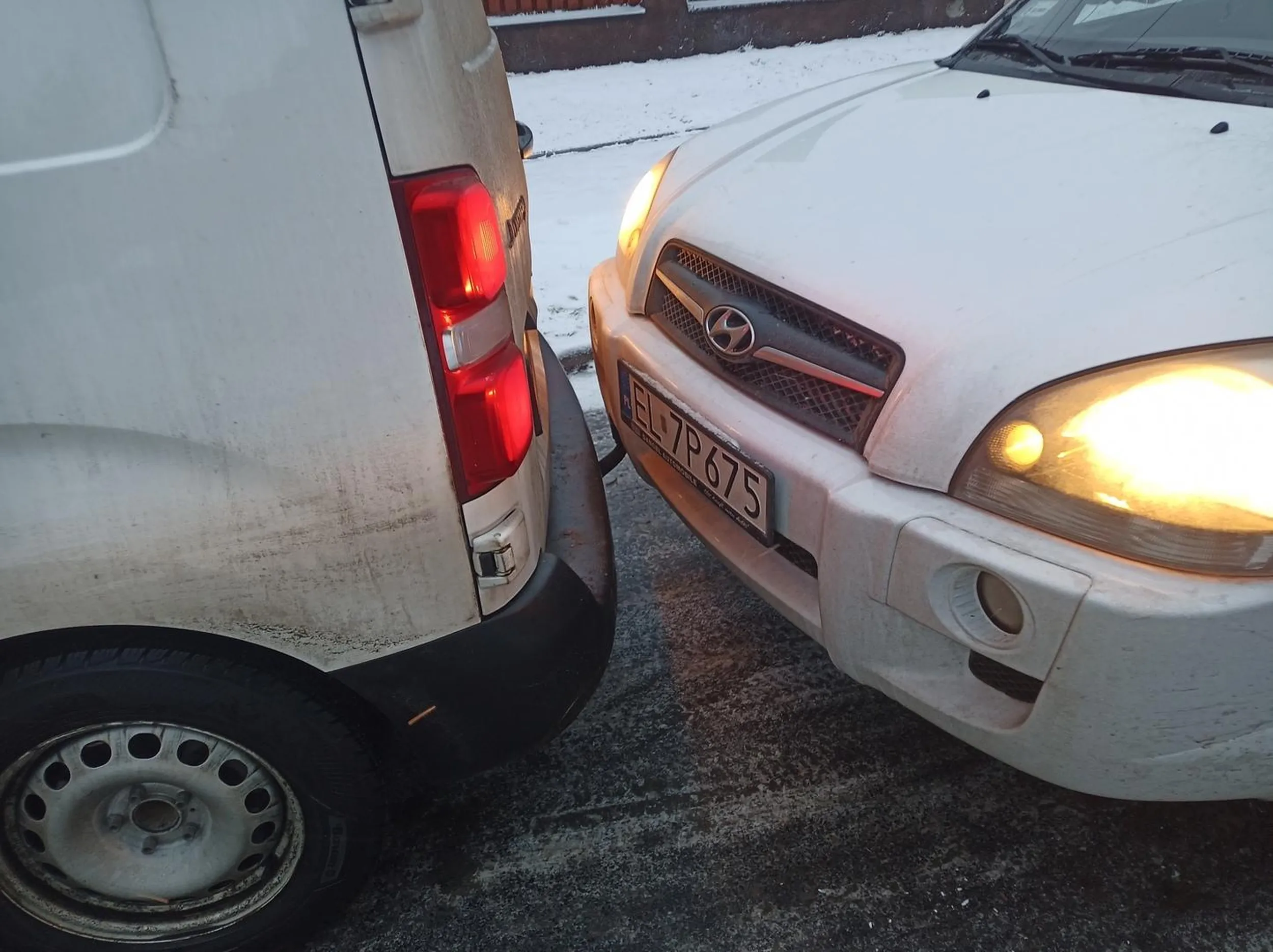 Kurczę. Zapomniałem, że zimą jest ślisko. Pan przy małej prędkości chyba zapomniał, że nie ma łańcuchów i nie zahamuje w miejscu. Dzwoń ?. 2023.01.30, 07:33, Zgierz, ul. Traugutta.