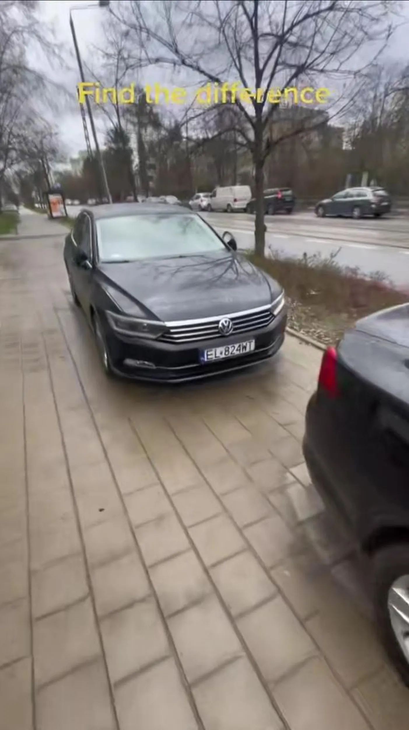 Jazda samochodem wzdłuż po chodniku.