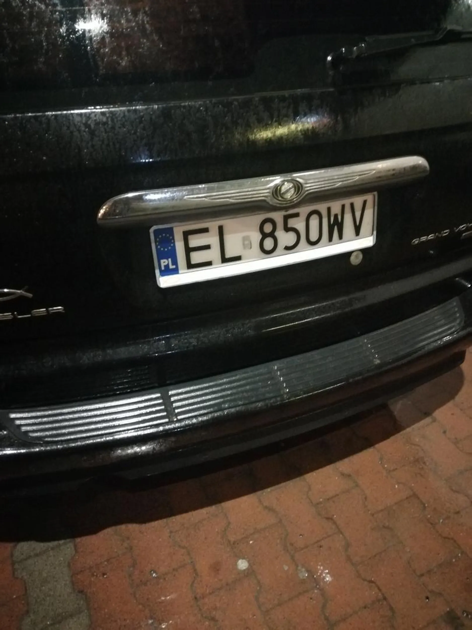 Kierowca nie radzi sobie ze stawaniem w liniach na miejscu parkingowym - swoim stylem parkowania uniemożliwił wejście do samochodu obok, dodatkowo wystając na pół drogi dojazdowej i stojąc na miejscu zastawionego auta. Do samego "kierownika": przez Ciebie musiałam wsiadać z chorą, bolącą nogą, przez którą ledwo chodzę od strony pasażera, co w konsekwencji skończyło się jeszcze większym bólem i dyskomfortem. Mam nadzieję, że jesteś z siebie dumny/a, że jesteś pogromcą uśmiechu i zaserwowałeś/aś komuś wieczór w bólach ? Jeśli masz taki problem z celnością, lepiej się nie rozmnażaj.