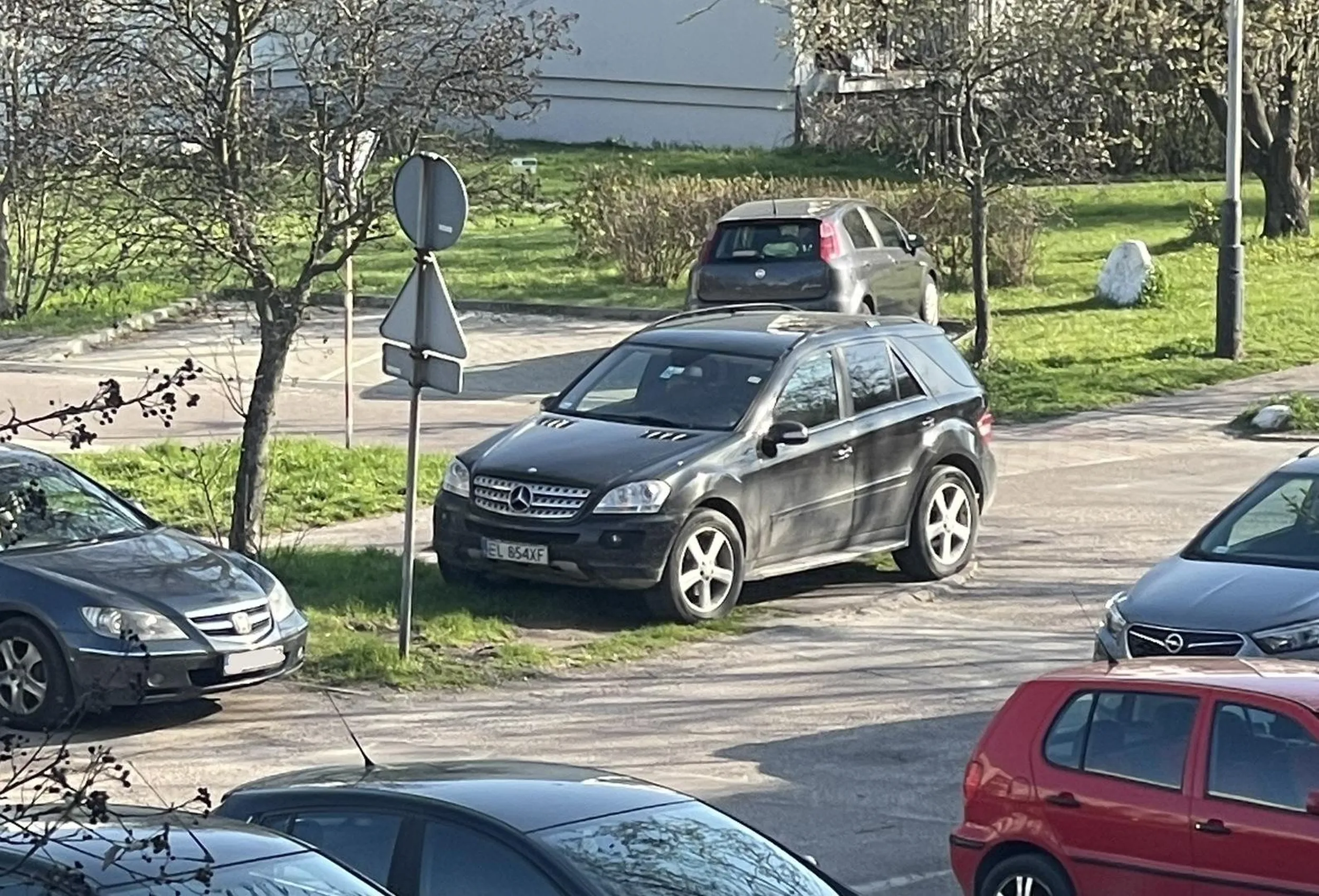 …a piesi najwidoczniej fruwać mają… Samochód zastawił chodnik z przejściem na drugą stronę ulicy…