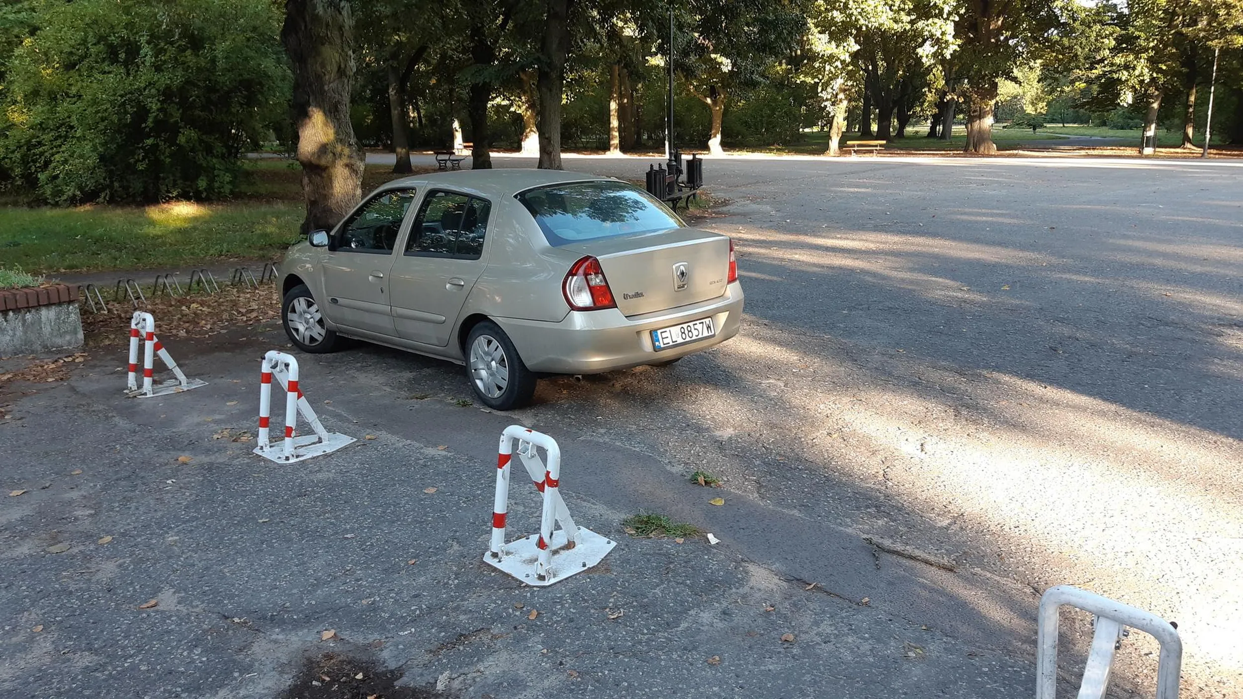 Parkowanie w parku Poniatowskiego na zakazie za barierami. Za to grozi mandat.