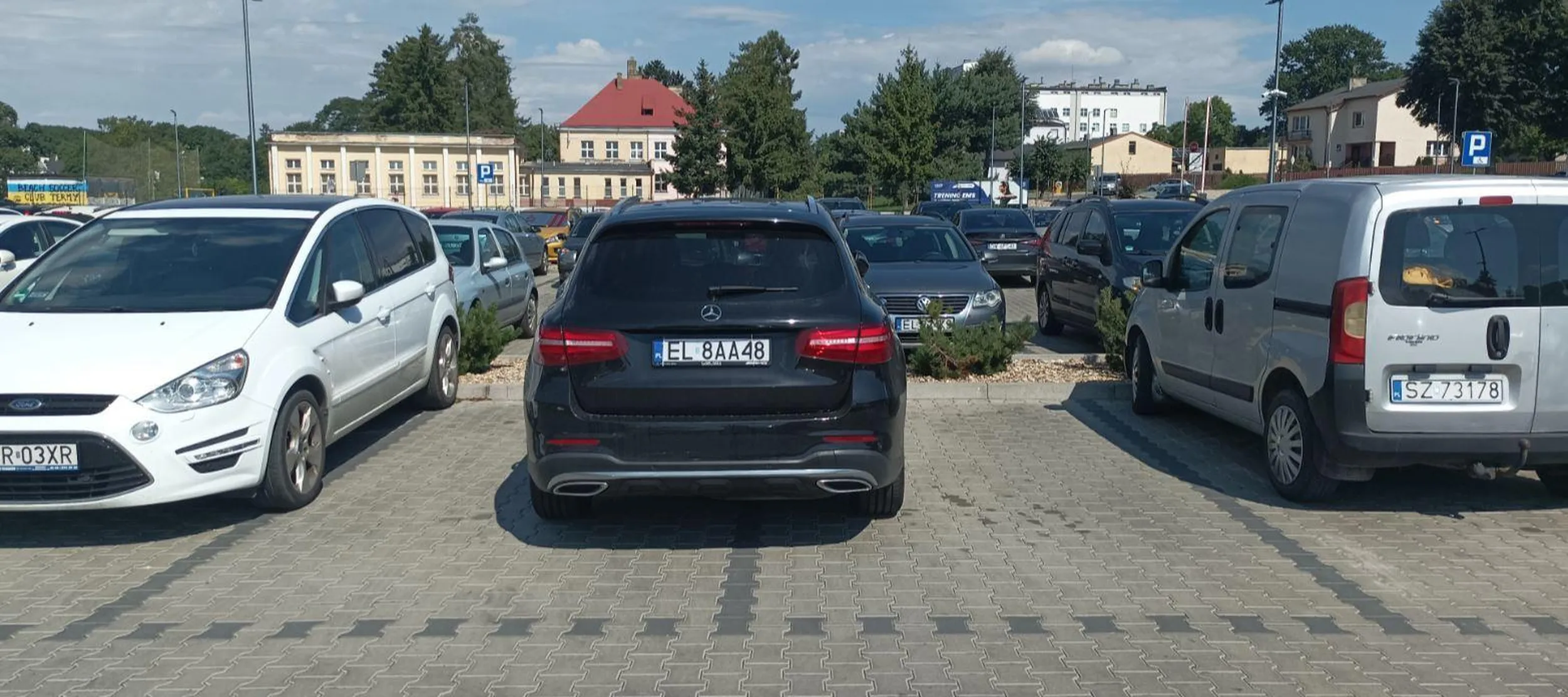 W trosce o lakier zaparkuje na dwóch miejscach.