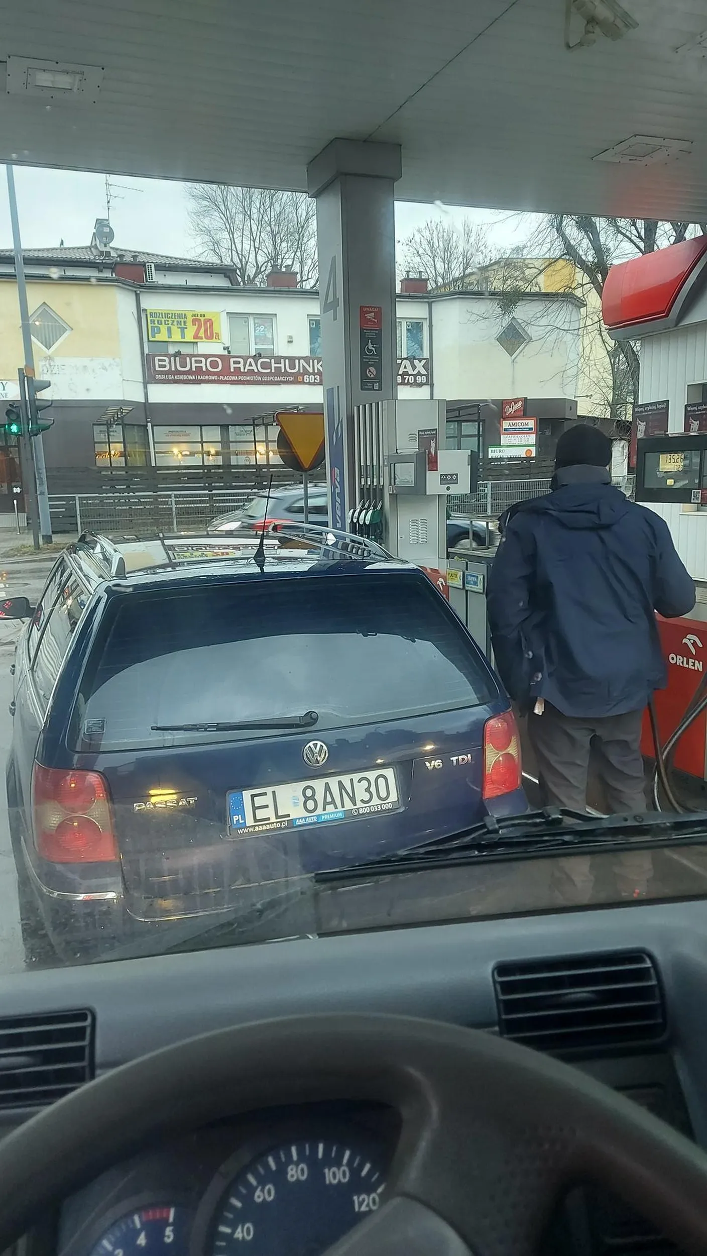 Kasztanie z Passata jak masz 2 stanowiska to podjedz do tego dalej a nie blokujesz 2 ...