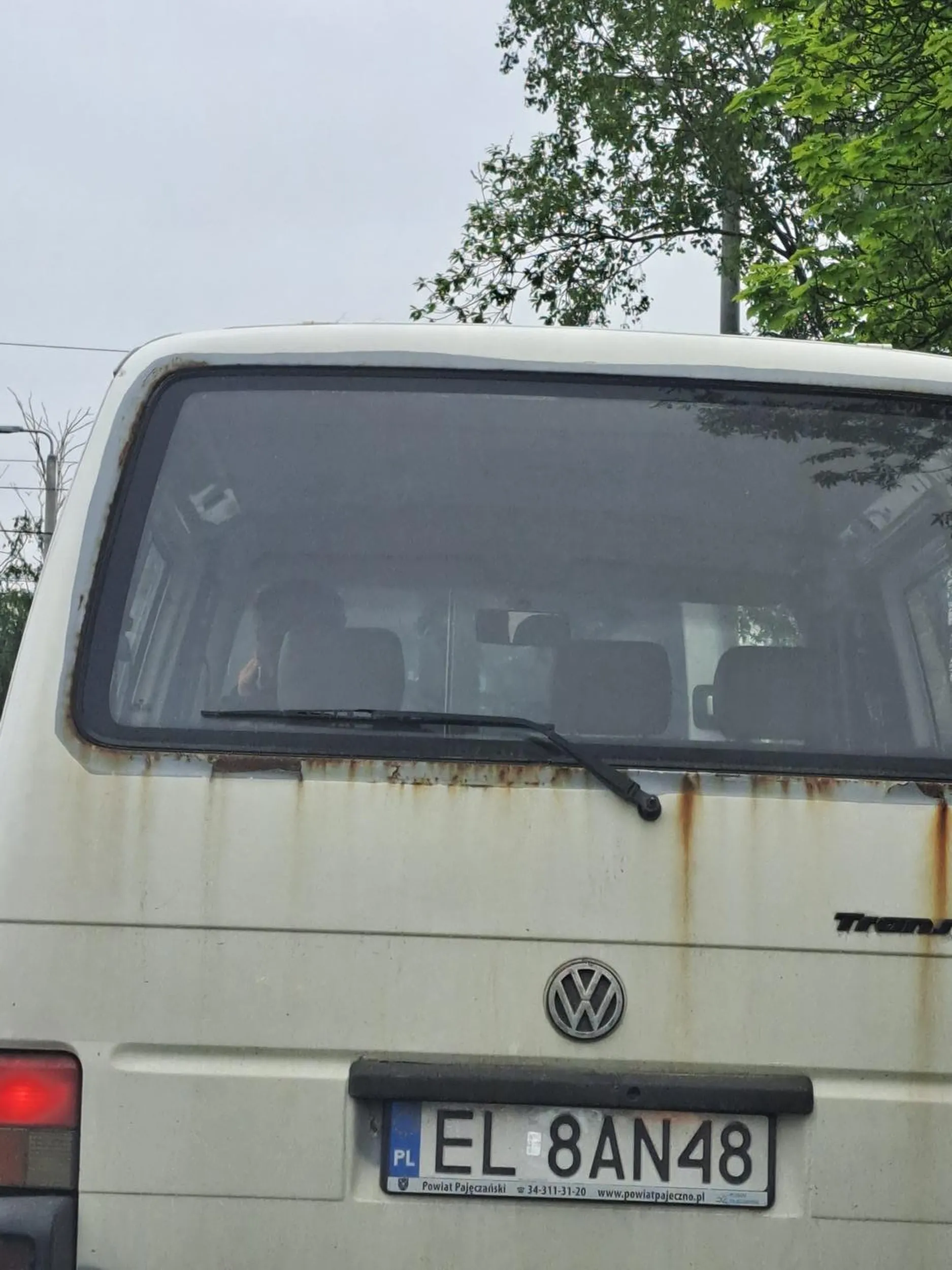 Gada przez telefon, wymusza pierwszeństwo, prawie powoduje kolizję