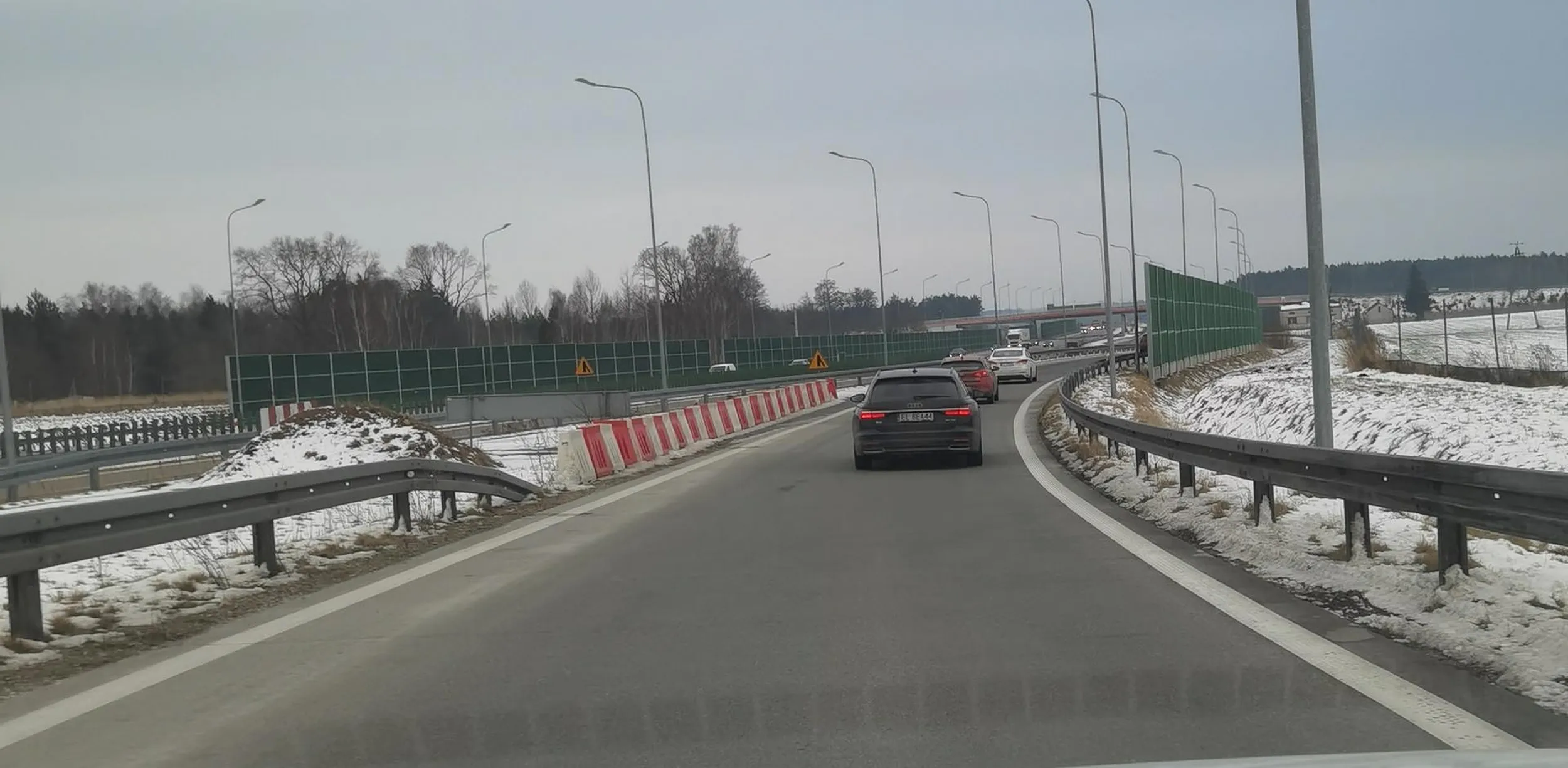 120 km jazdy za tym gościem udowodniło, że nie wie co to są kierunkowskazy, bezpieczna odległość i kultura jazdy. Na mnie wymusił zjechanie na pas awaryjny wjeżdżając mi przed maskę bez użycia kierunkowskazu.