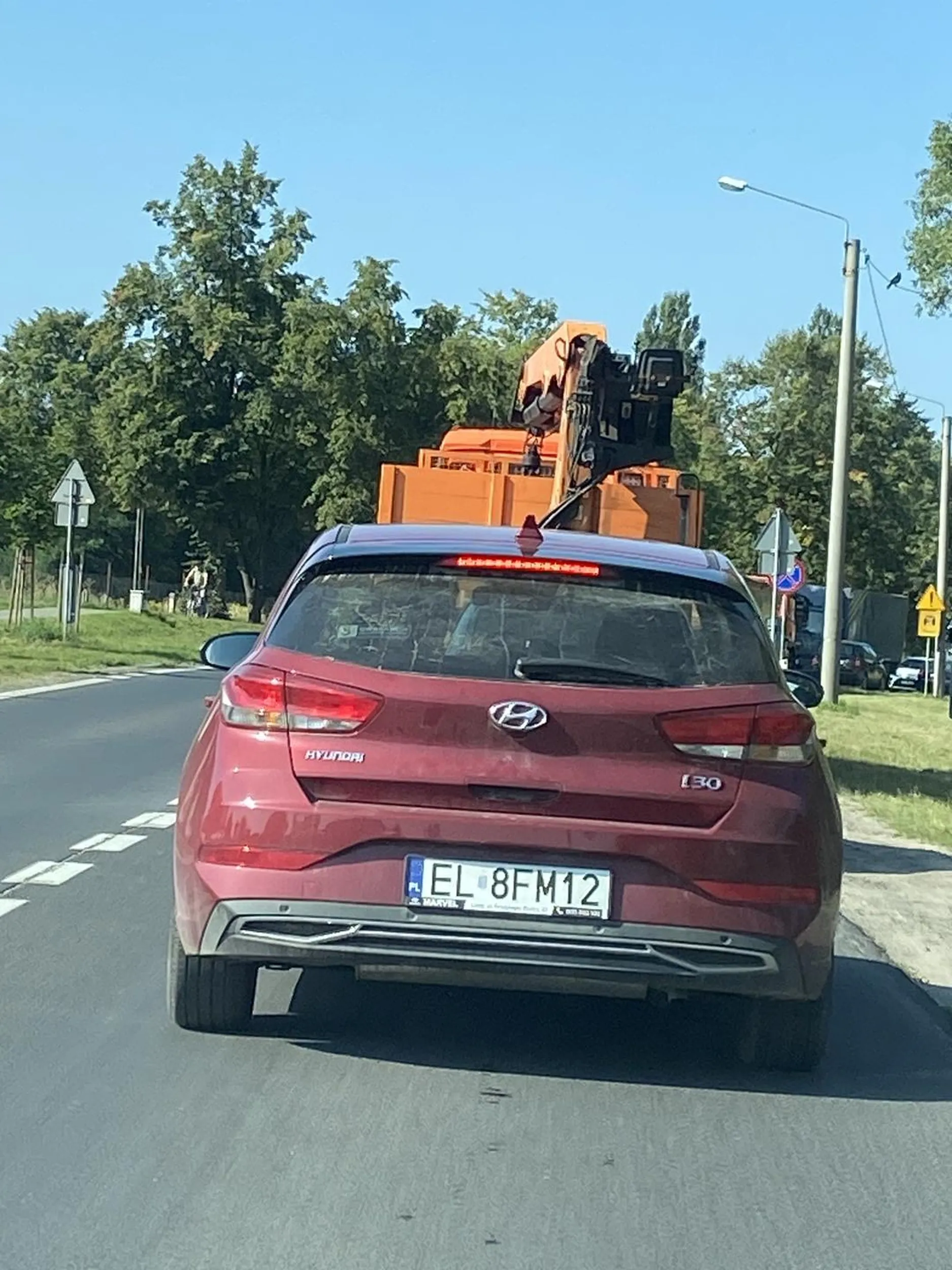 Umyj to auto bo chyba przez brudne szyby znaku stop nie widzisz lampo