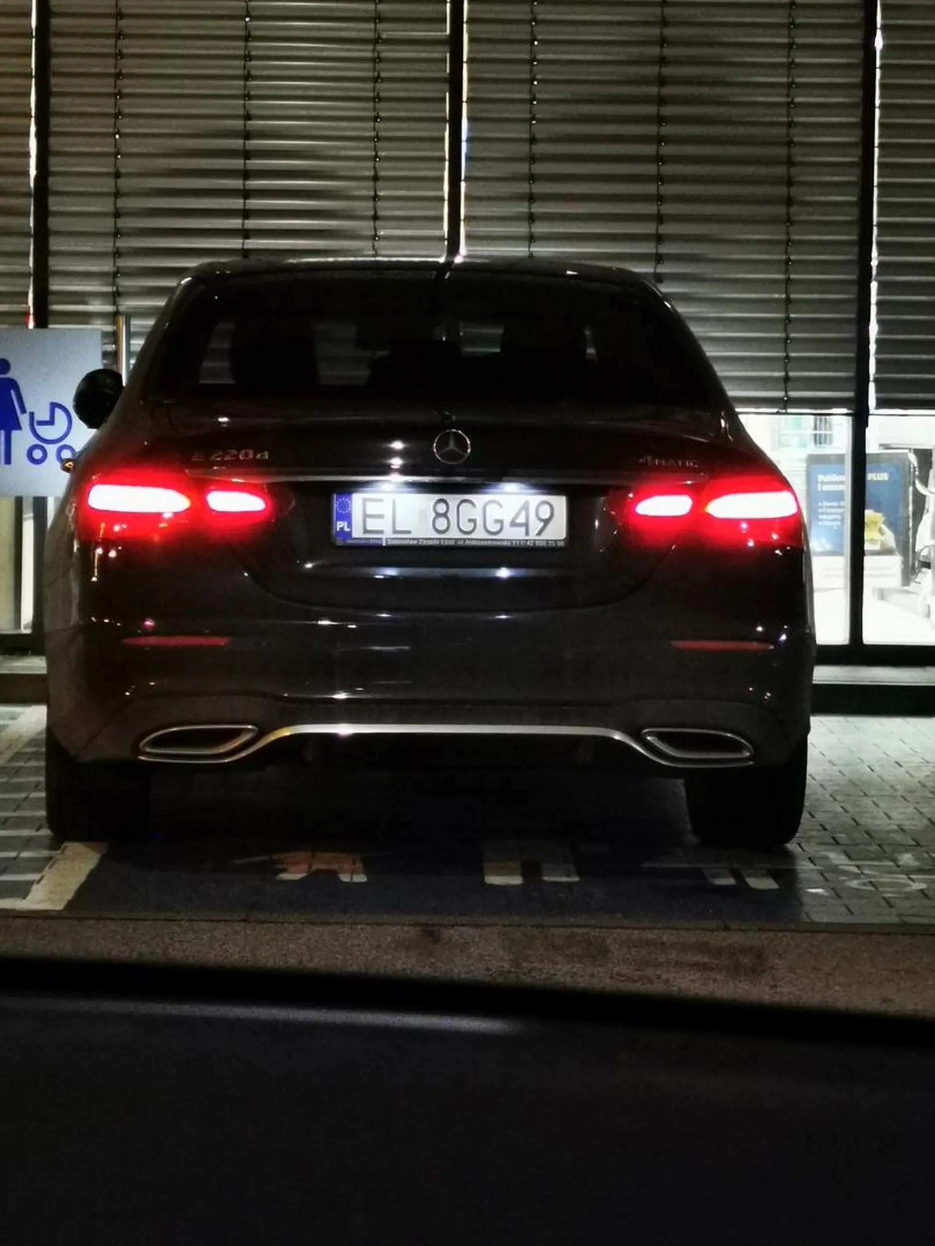 Kolejny stary CEP przy kasie... Ani dziecka ani nawet fotelika... Następnym razem jak Cię złapie przy Lidlu będziesz miał auto na flakach... Może się wtedy nauczysz...